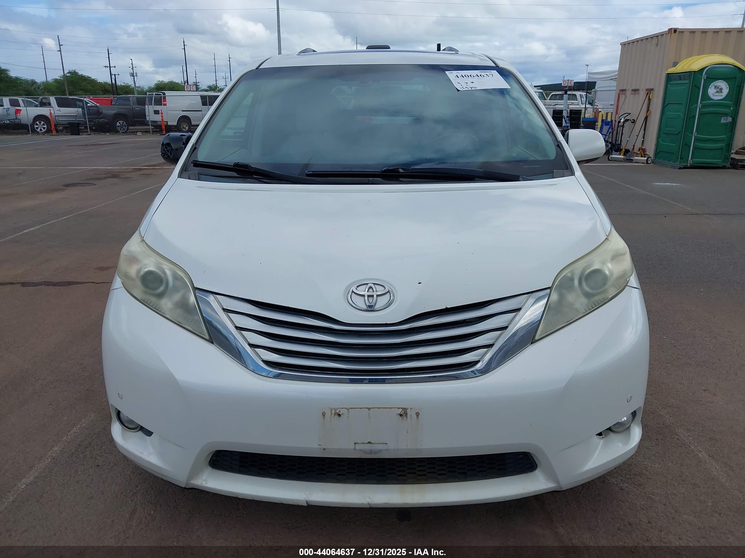 TOYOTA SIENNA image 6