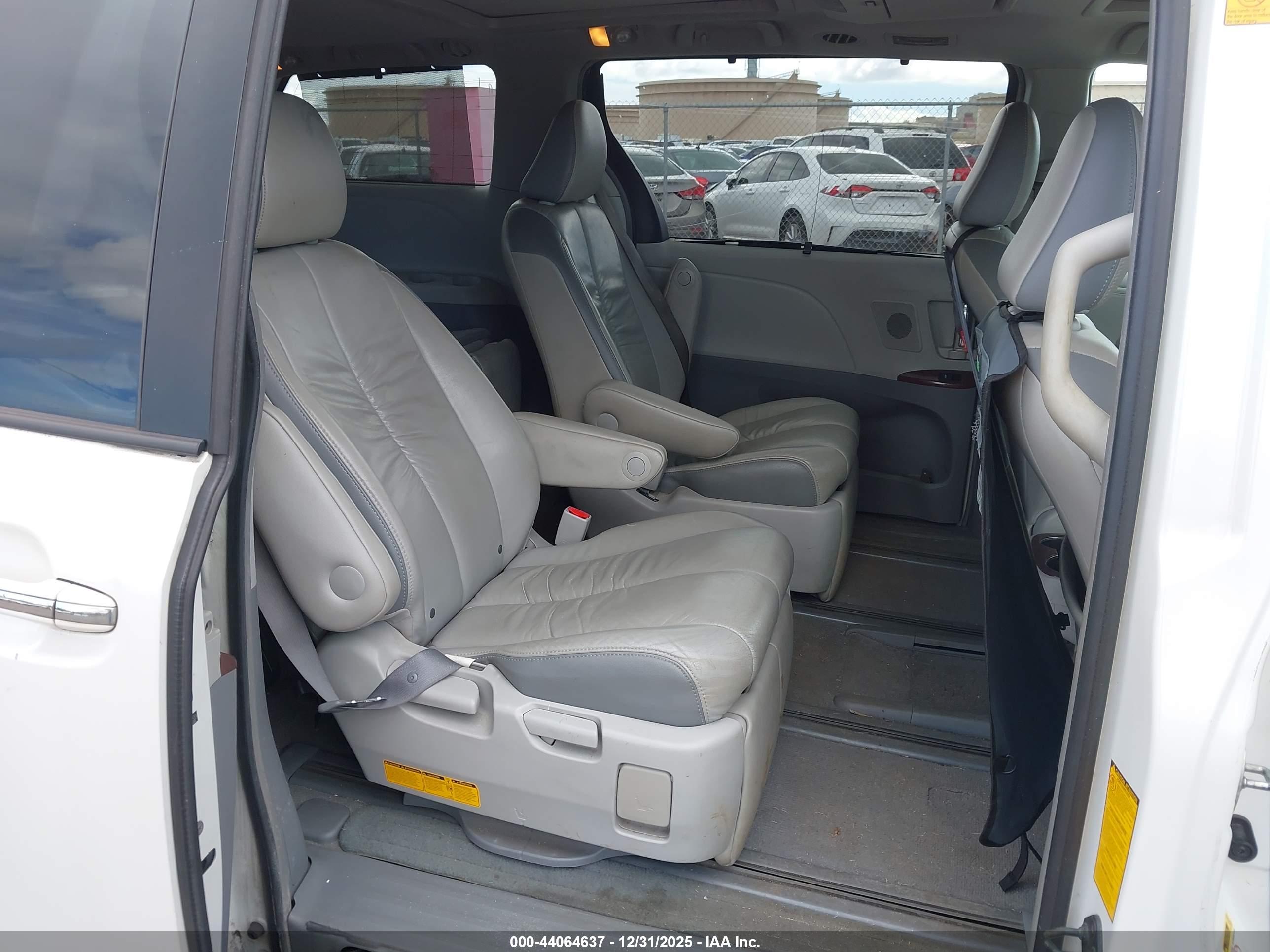 TOYOTA SIENNA image 8