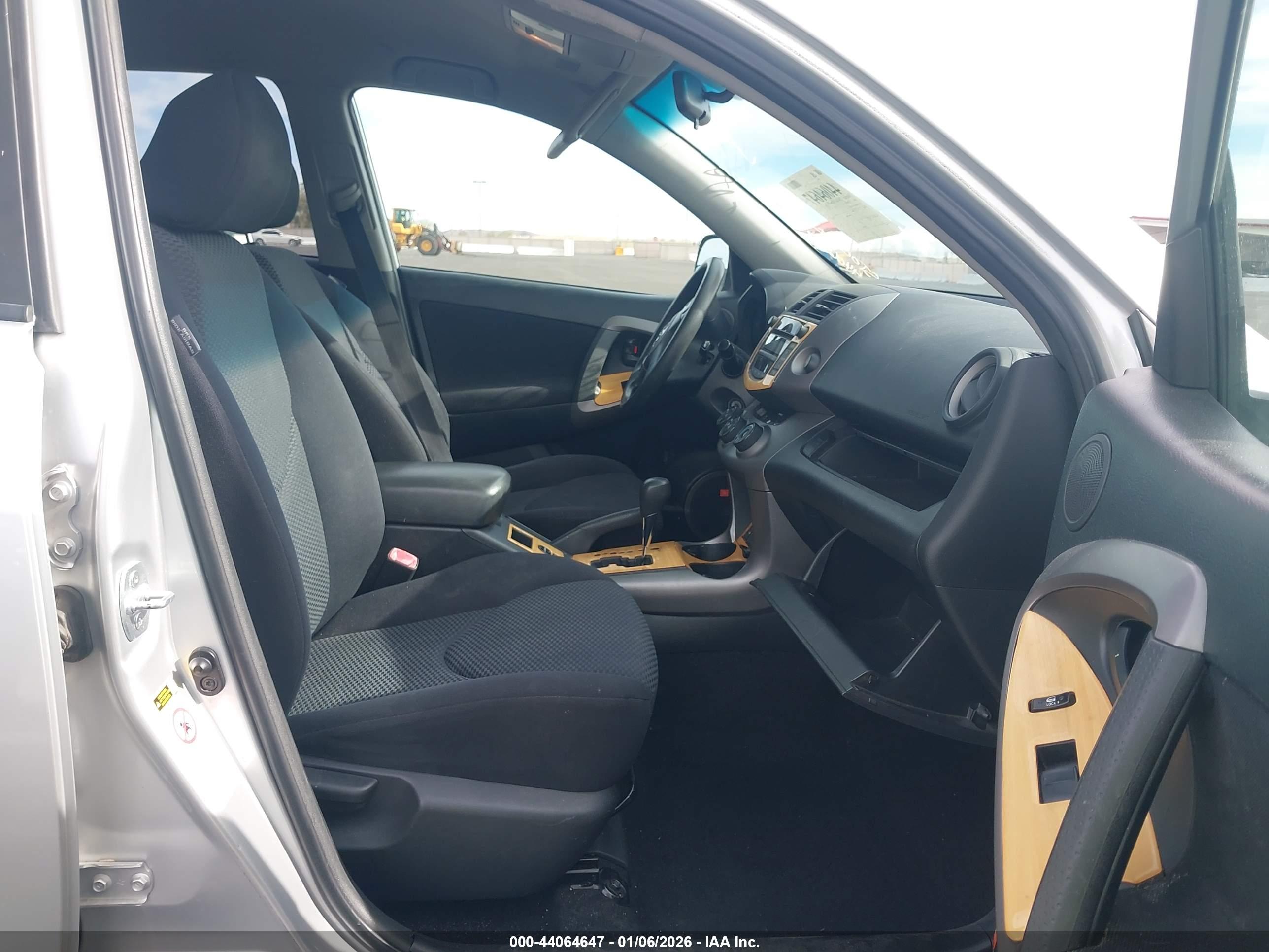 TOYOTA RAV4 image 5