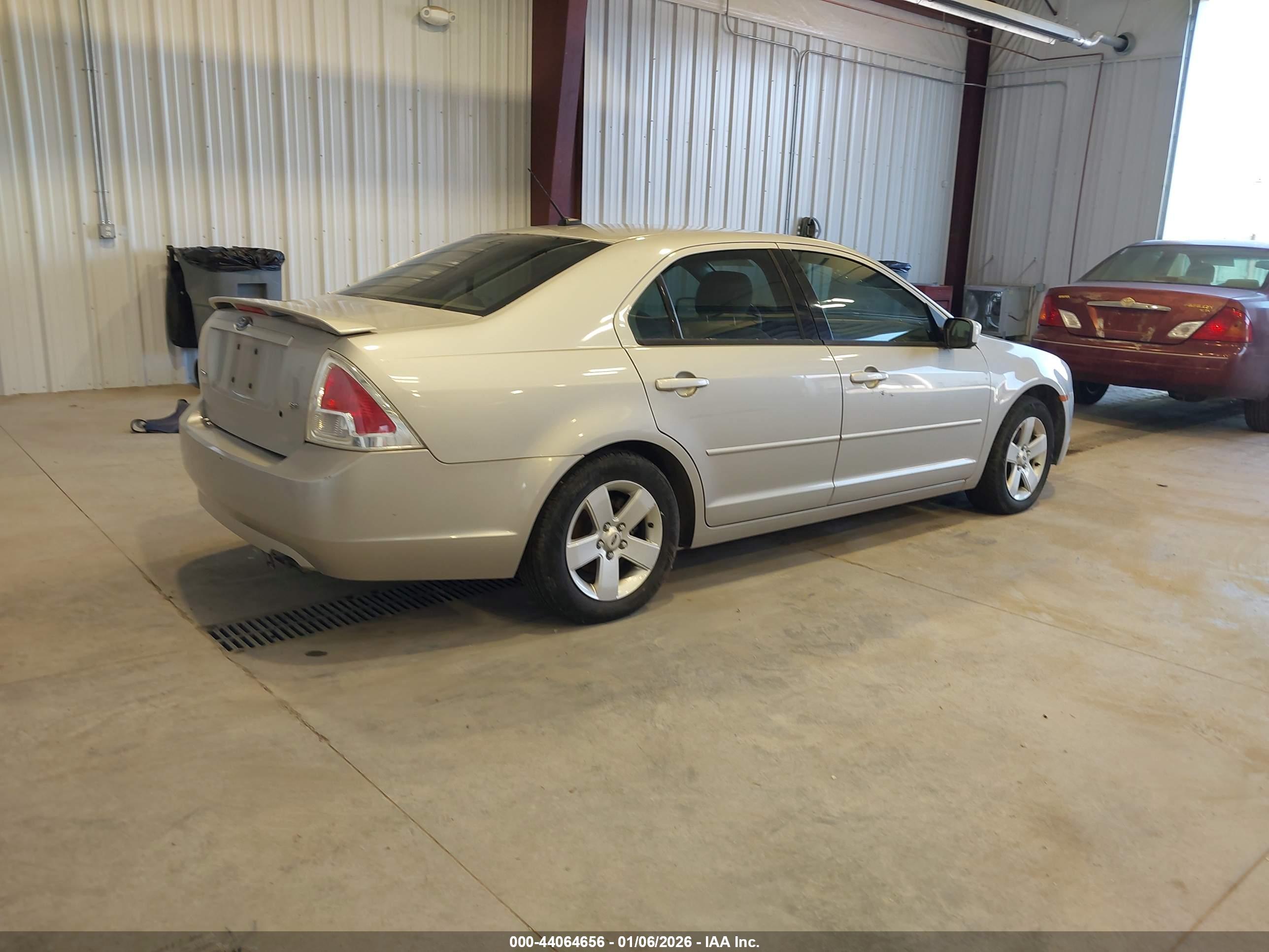 FORD FUSION image 4