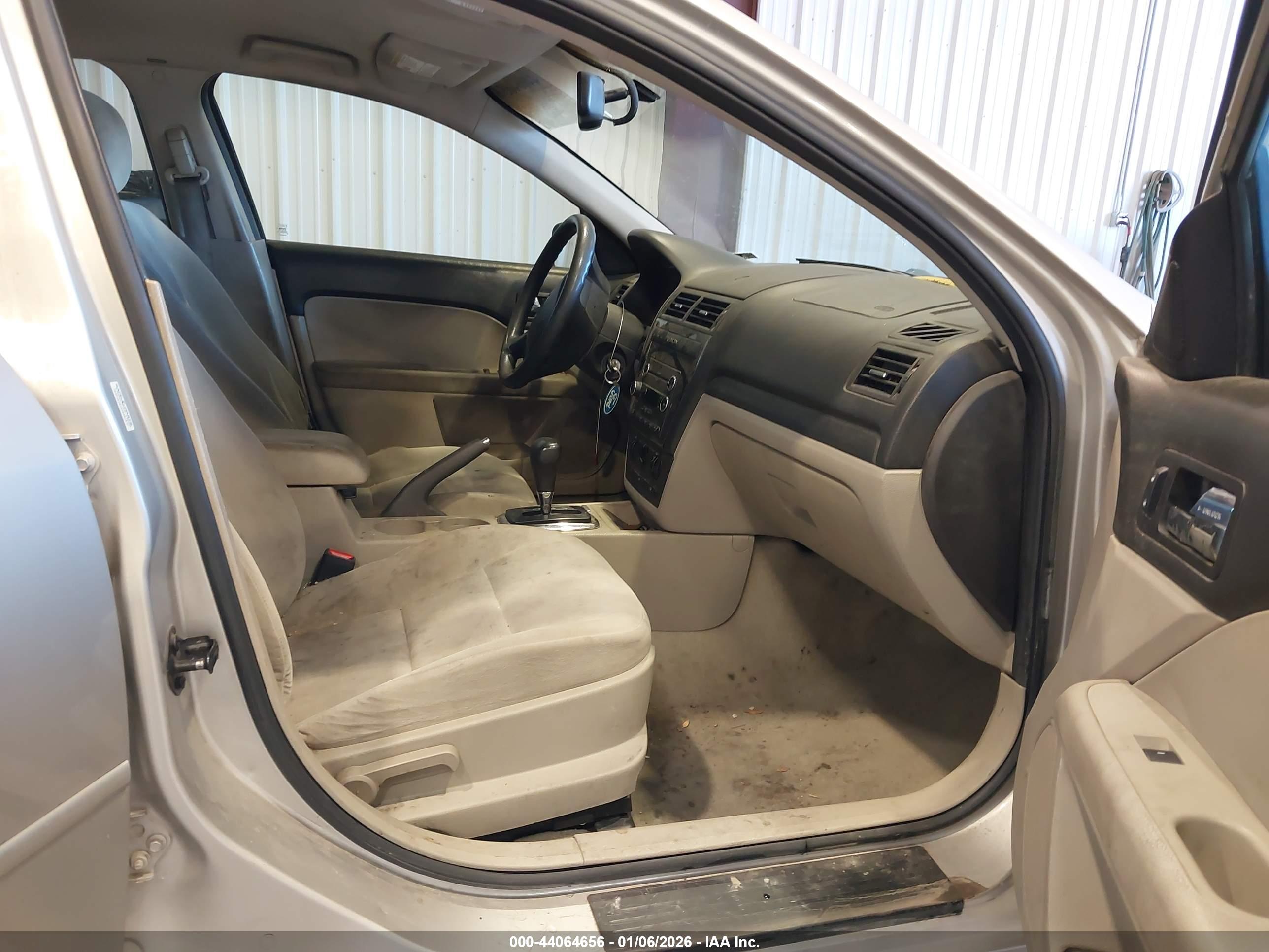 FORD FUSION image 5