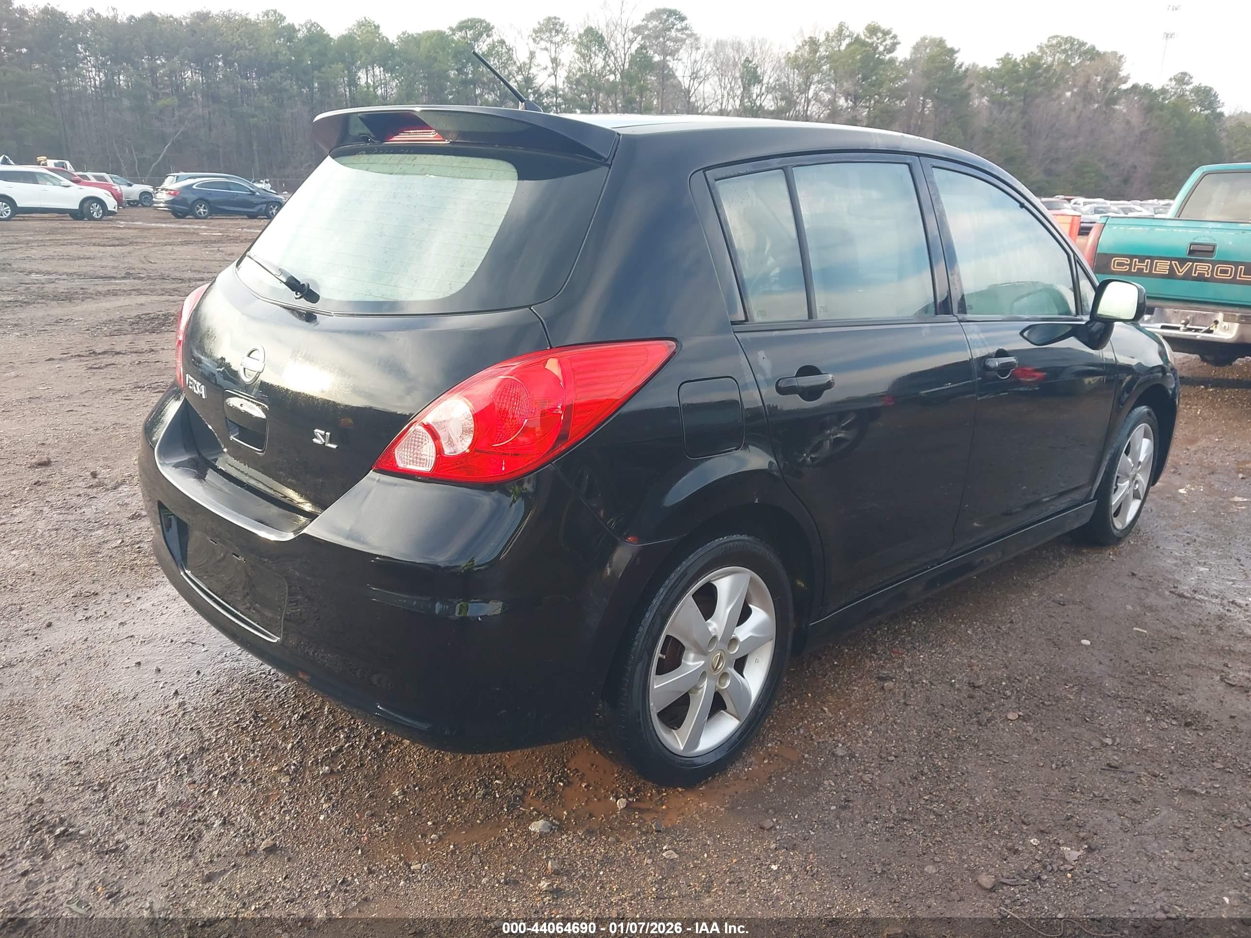 NISSAN VERSA image 4