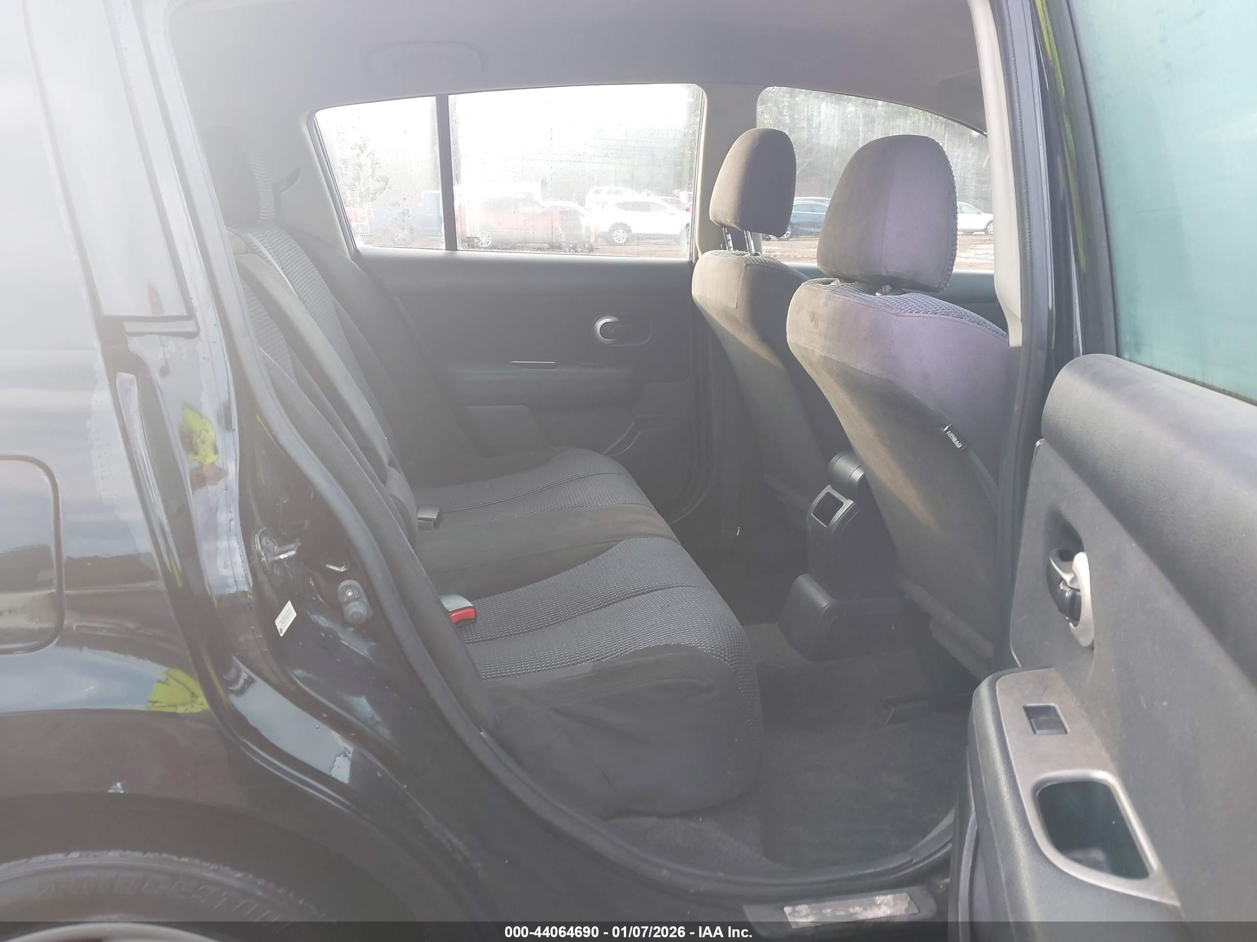 NISSAN VERSA image 8