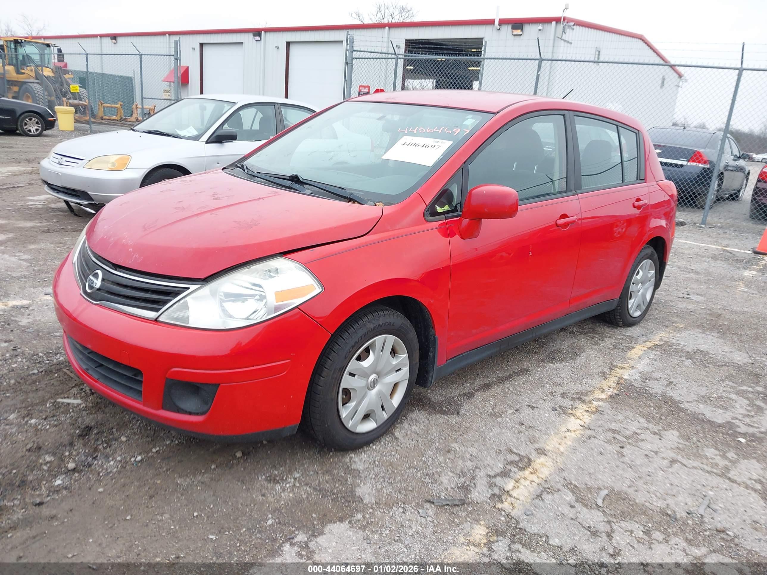 NISSAN VERSA image 2