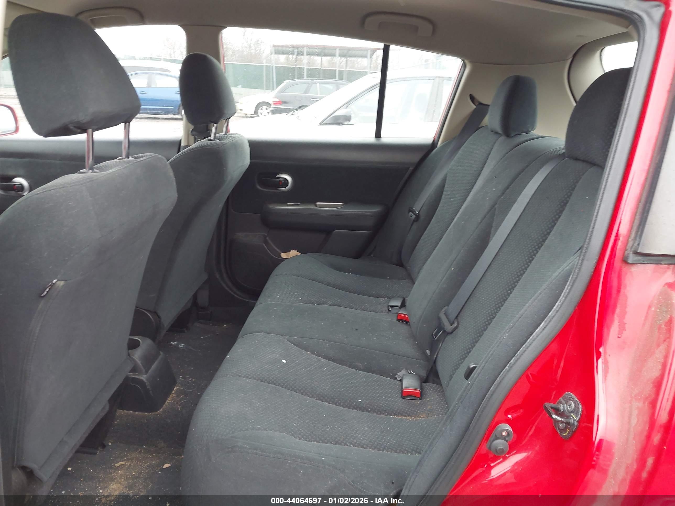 NISSAN VERSA image 8