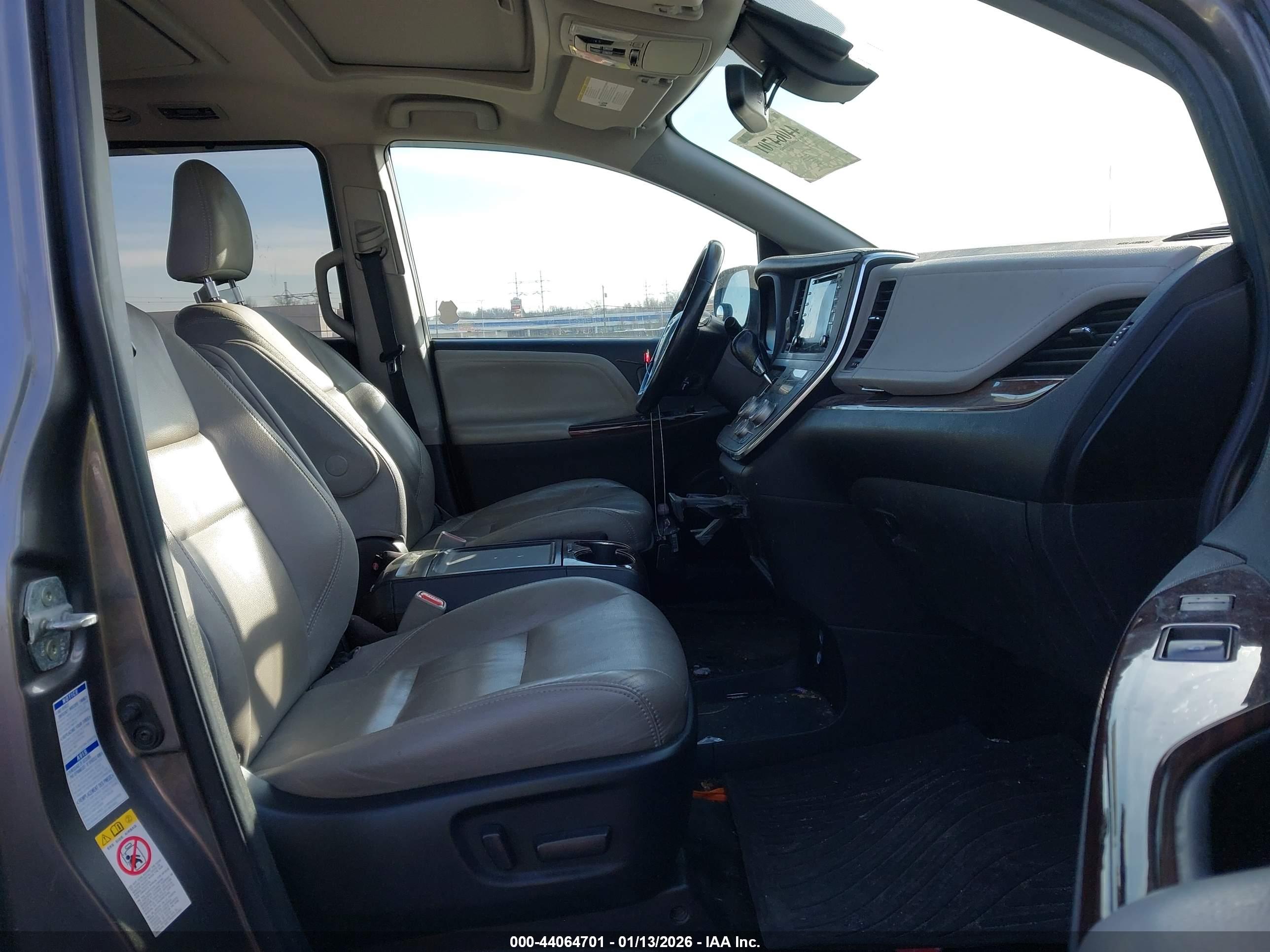 TOYOTA SIENNA image 5