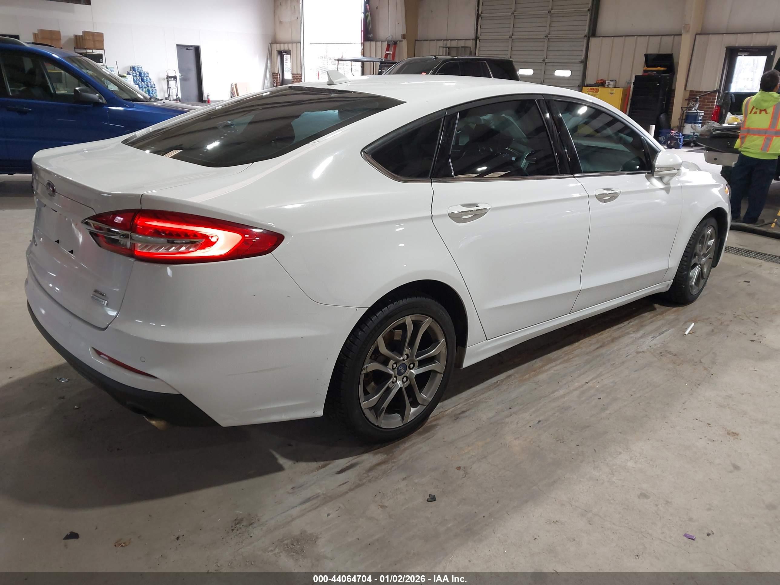 FORD FUSION image 4