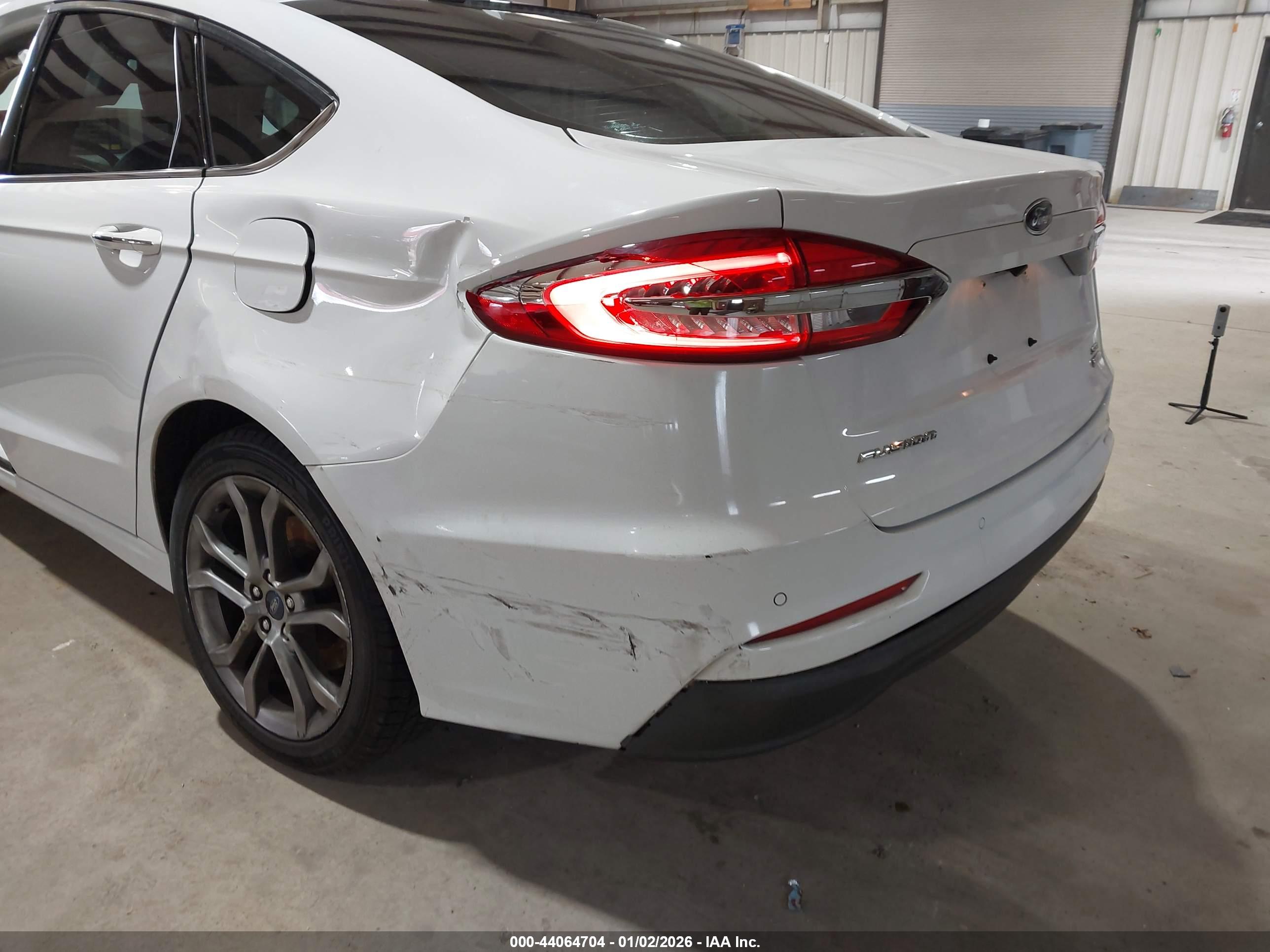 FORD FUSION image 6