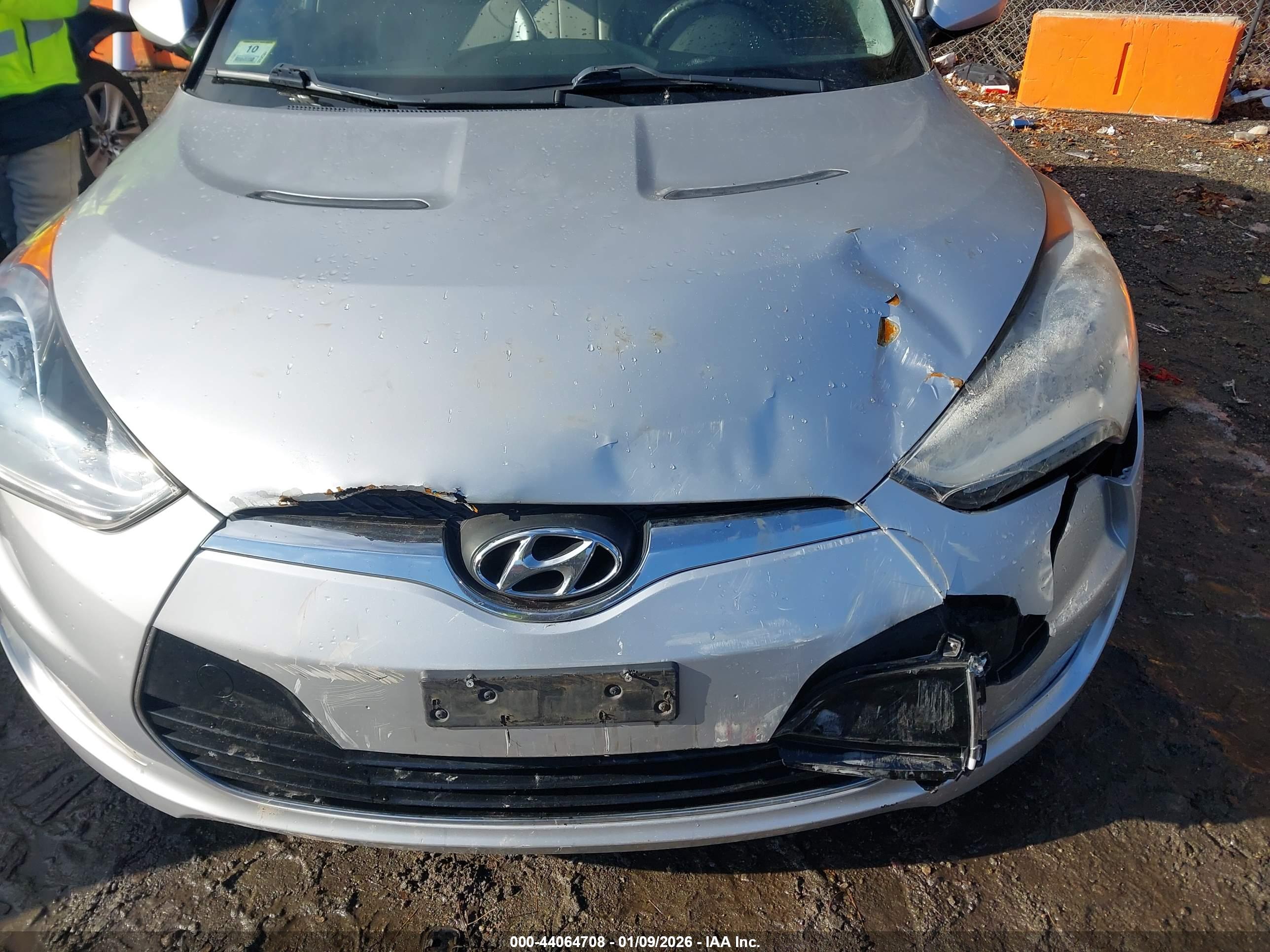 HYUNDAI VELOSTER image 6