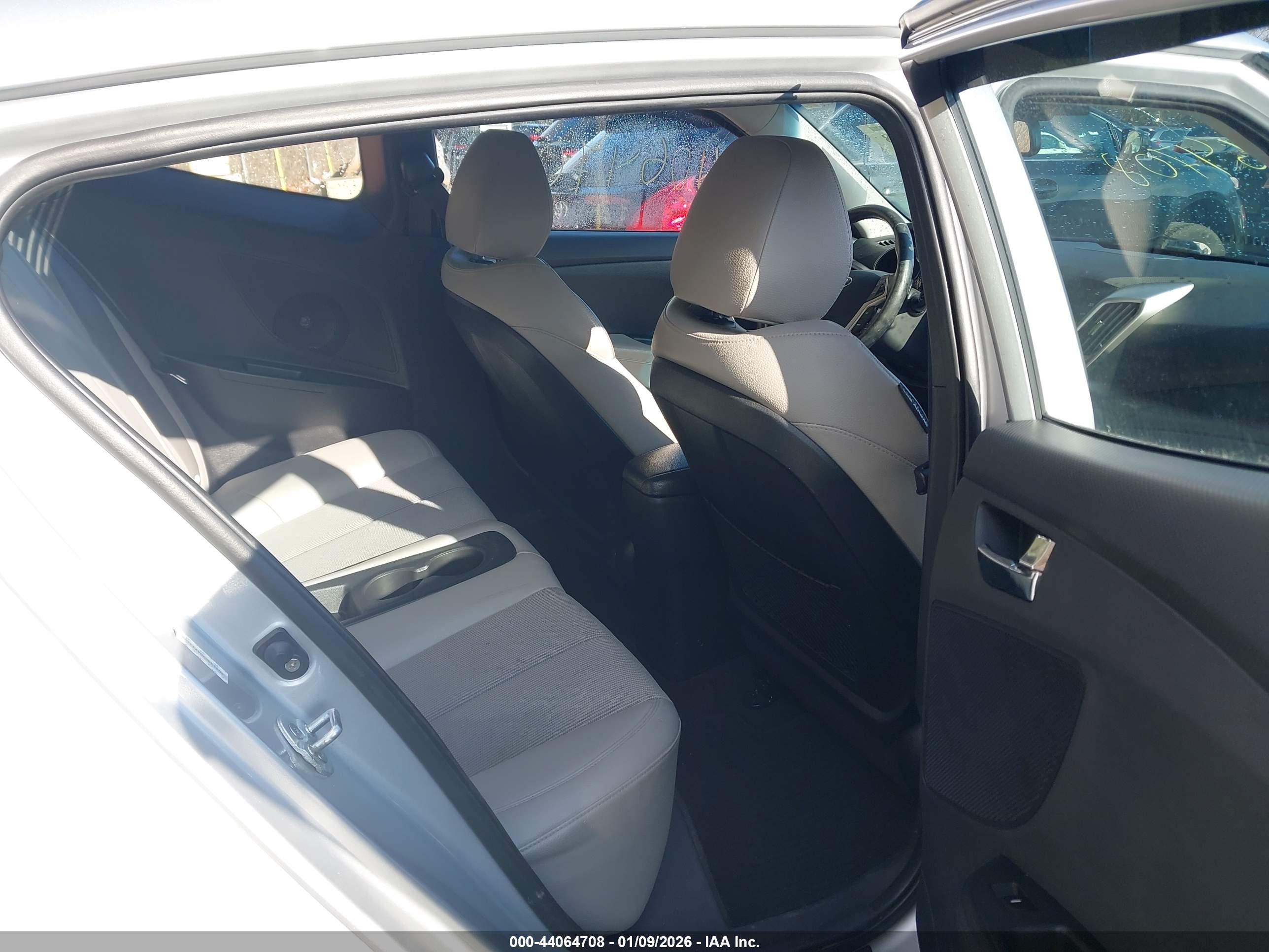 HYUNDAI VELOSTER image 8