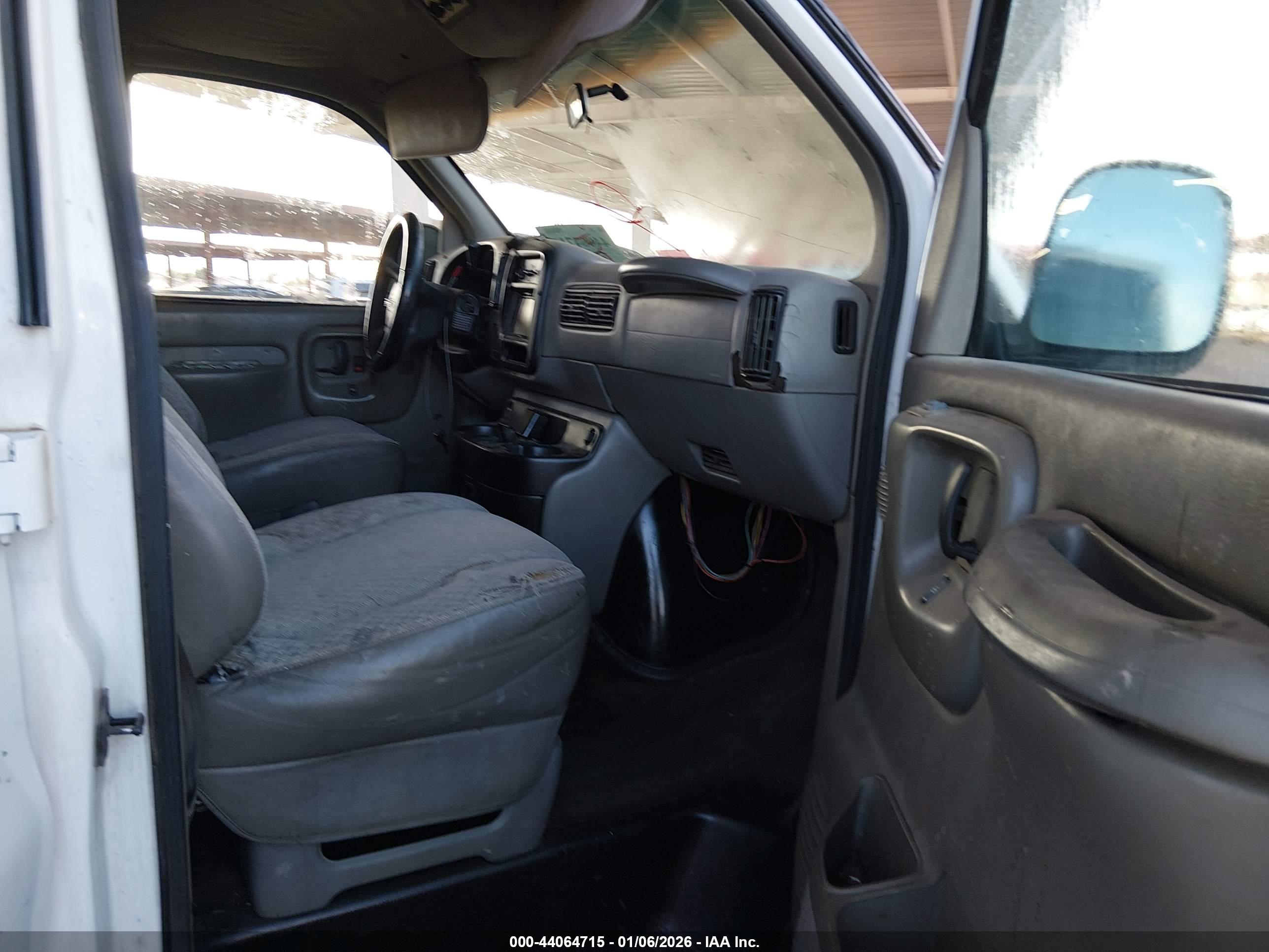 CHEVROLET EXPRESS image 5