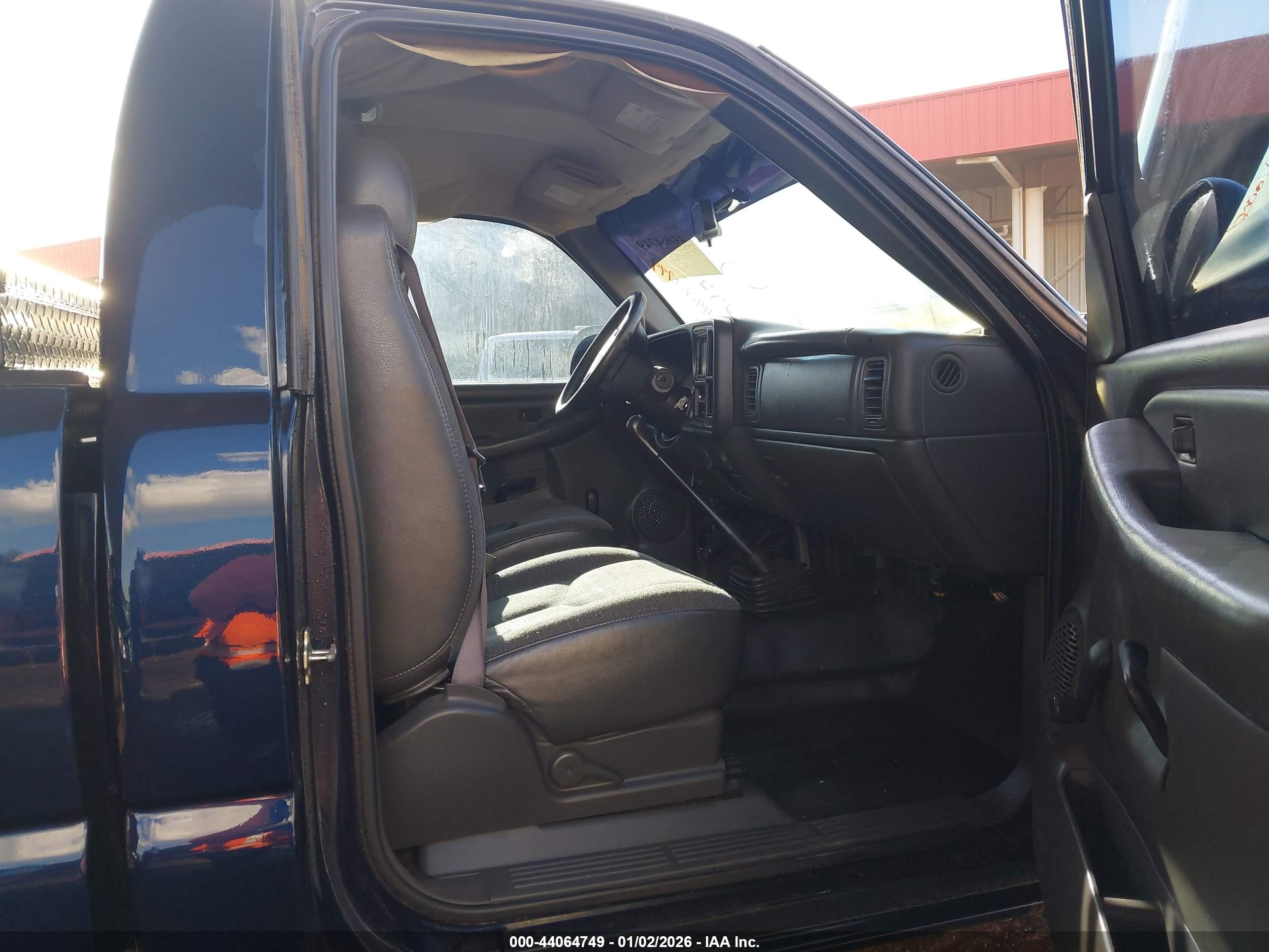 CHEVROLET SILVERADO image 5