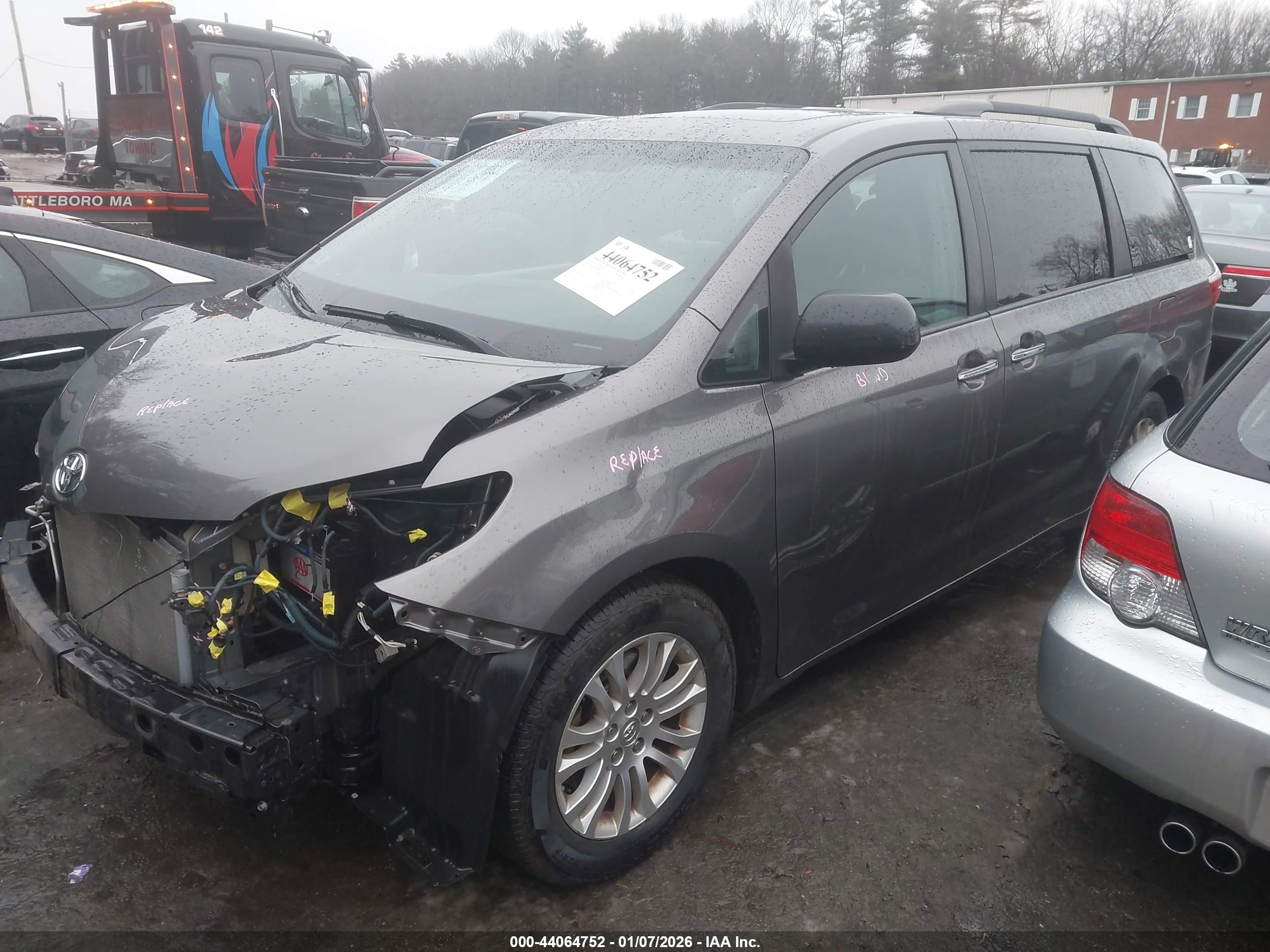 TOYOTA SIENNA image 2