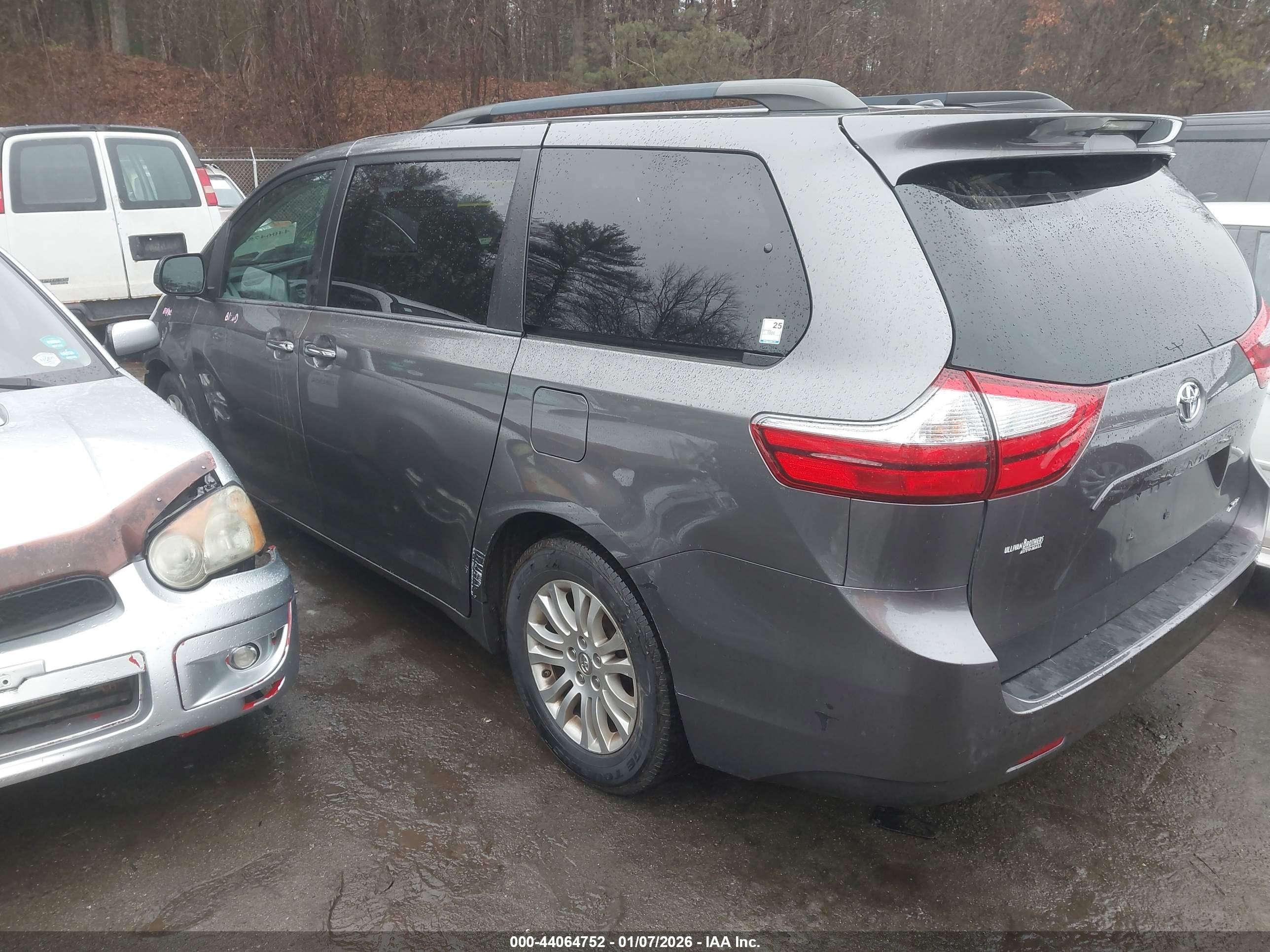 TOYOTA SIENNA image 3