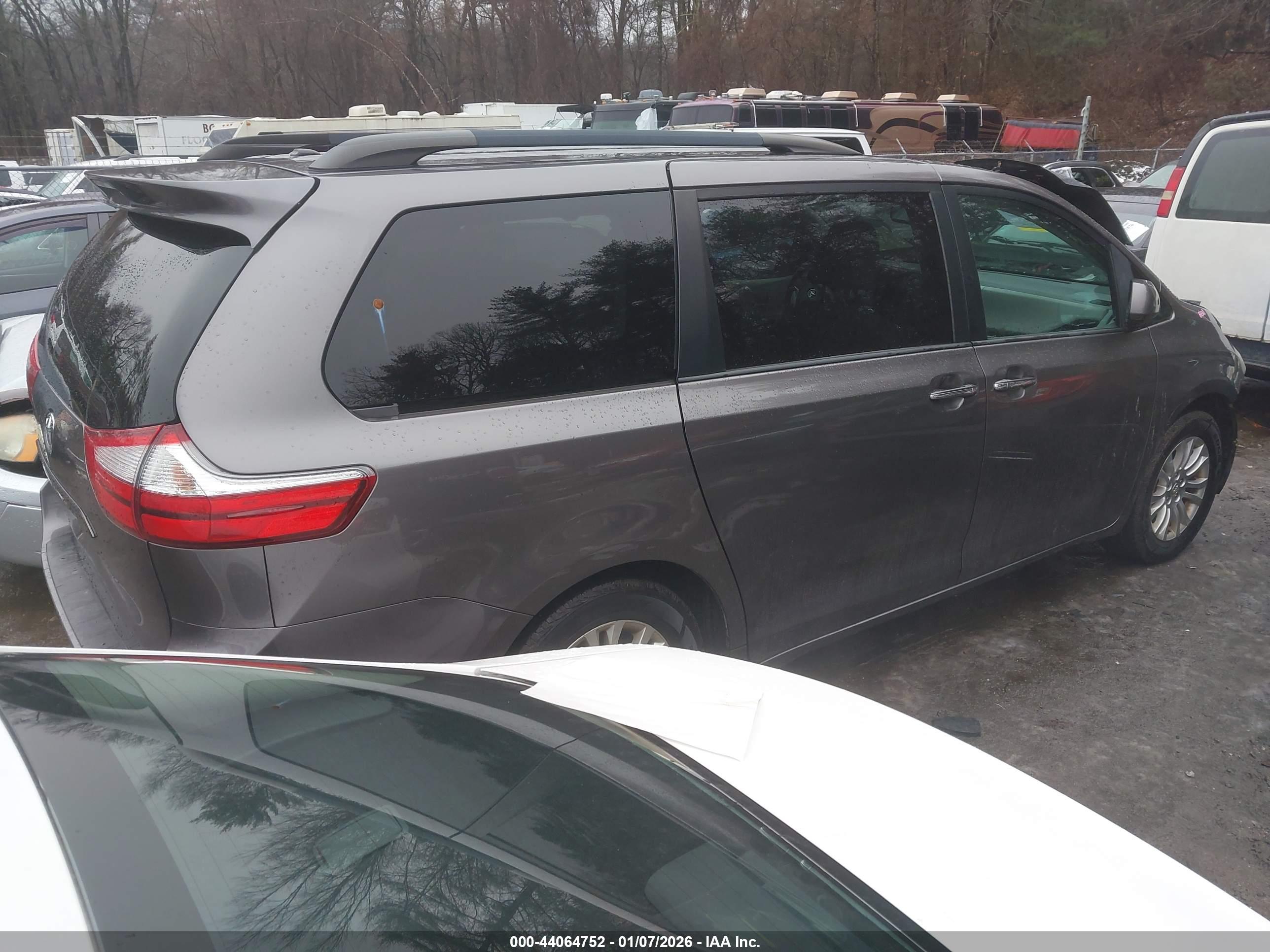 TOYOTA SIENNA image 4
