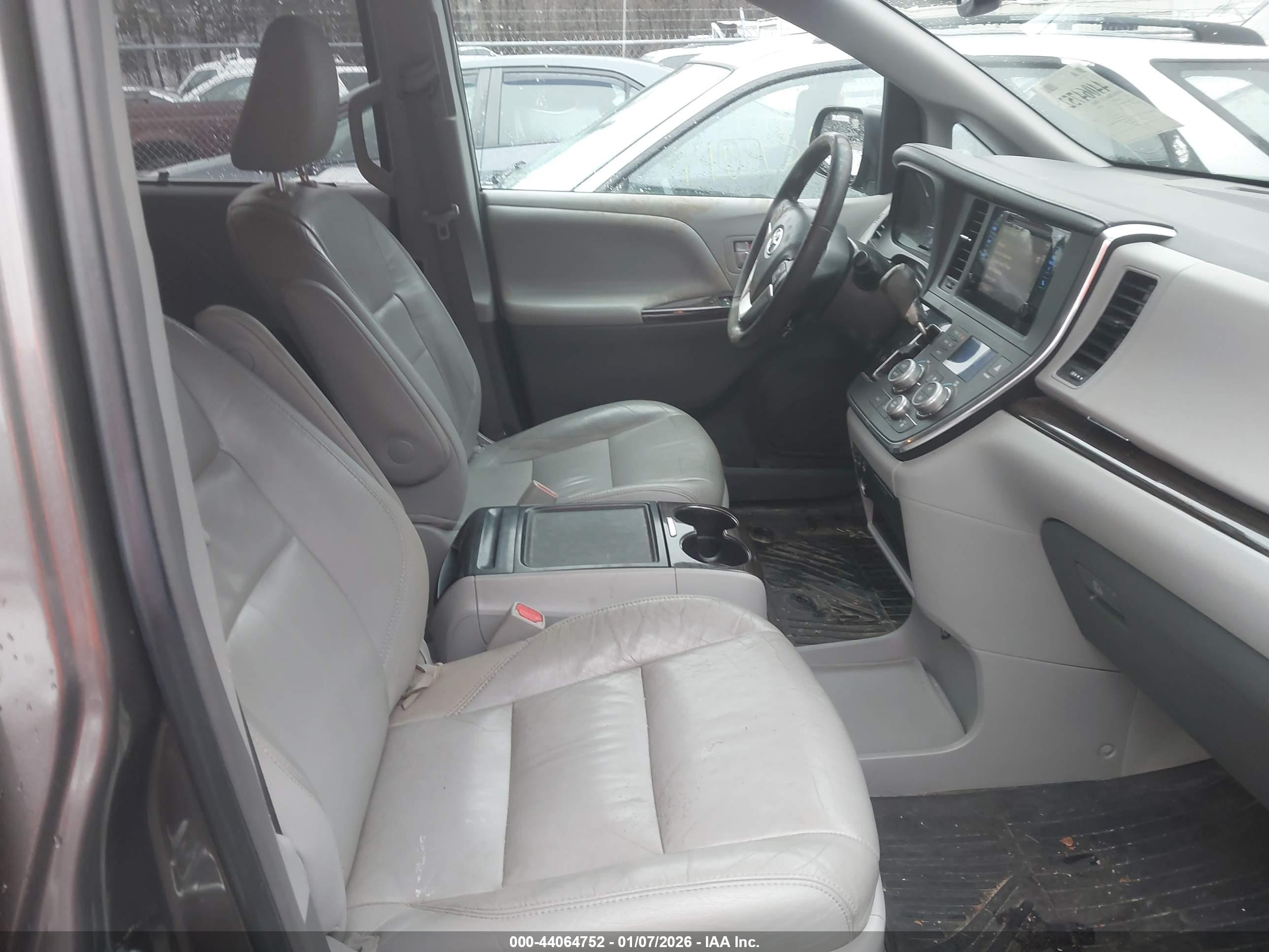 TOYOTA SIENNA image 5