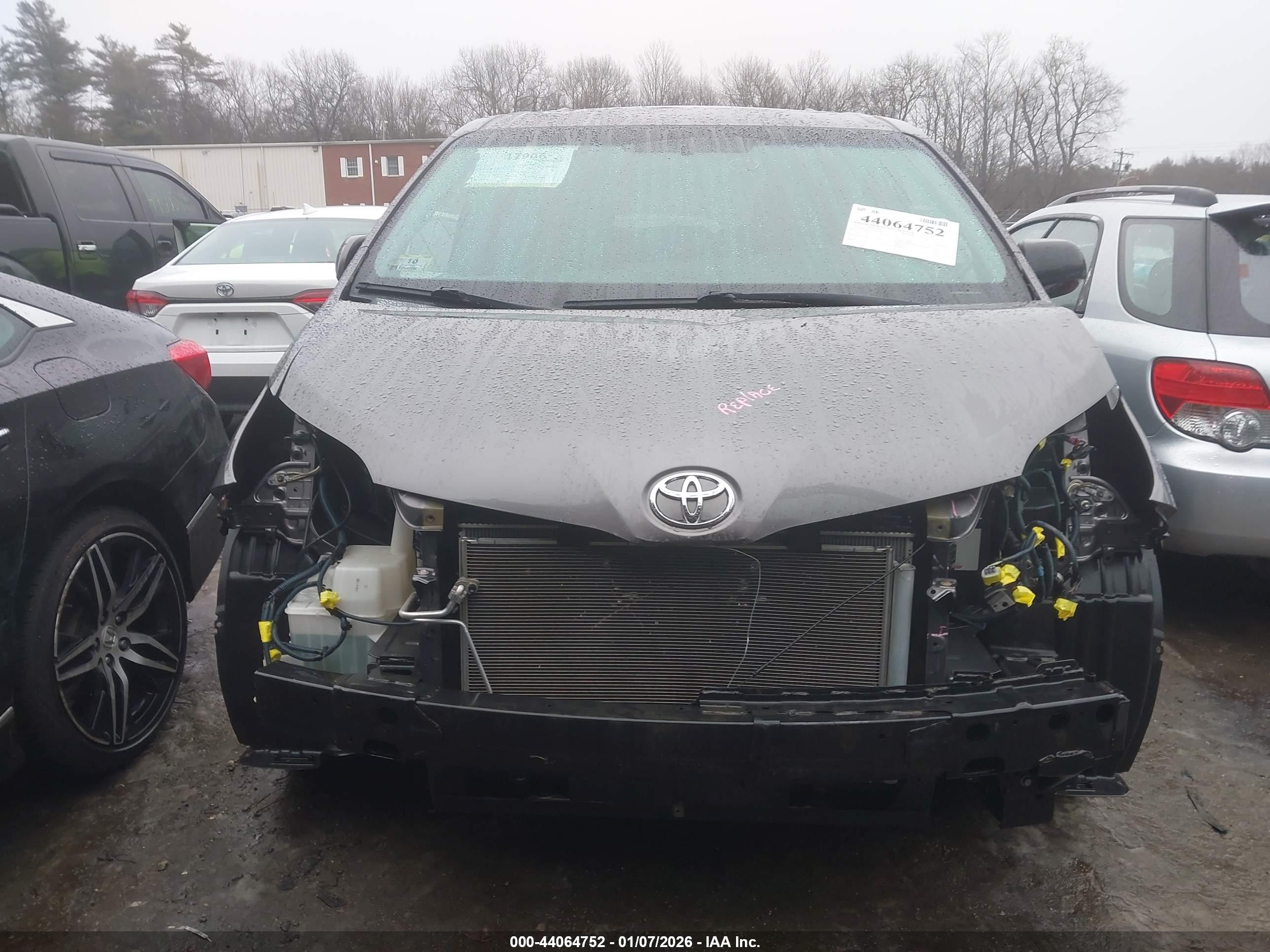 TOYOTA SIENNA image 6