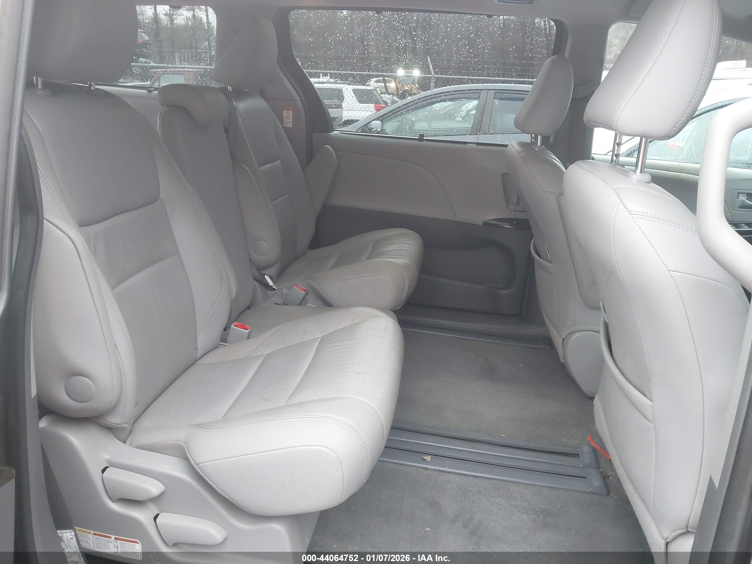 TOYOTA SIENNA image 8