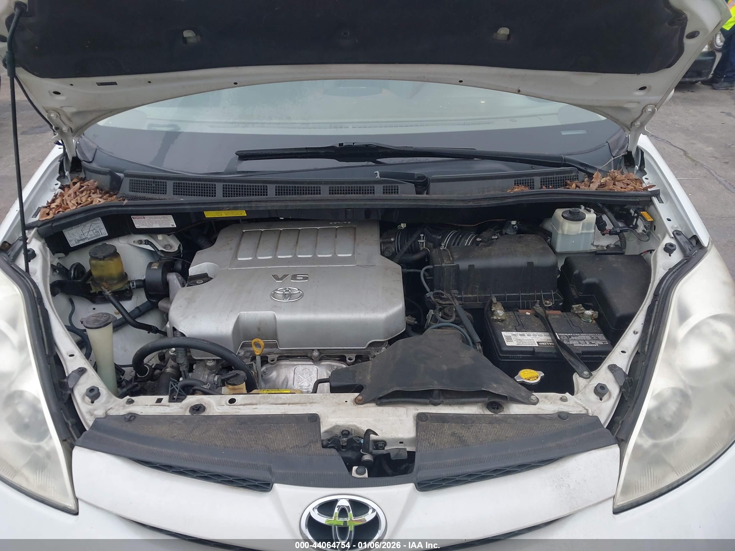 TOYOTA SIENNA image 10