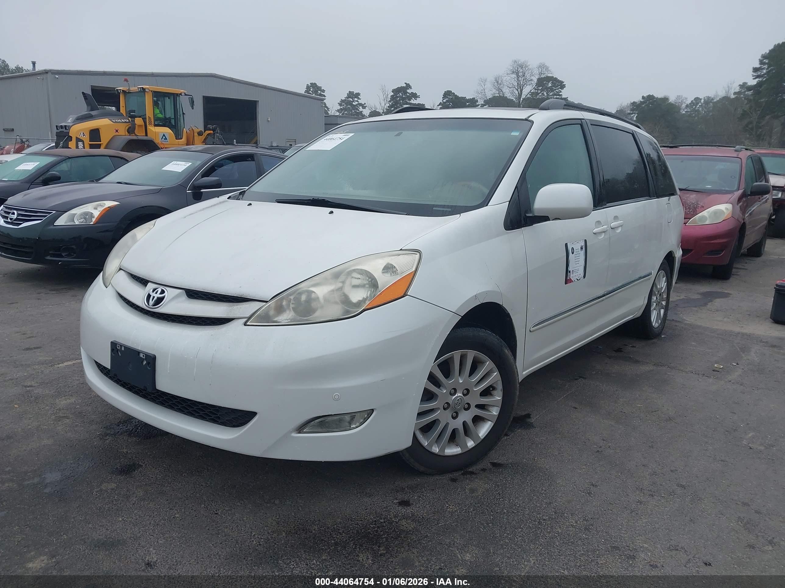 TOYOTA SIENNA image 2