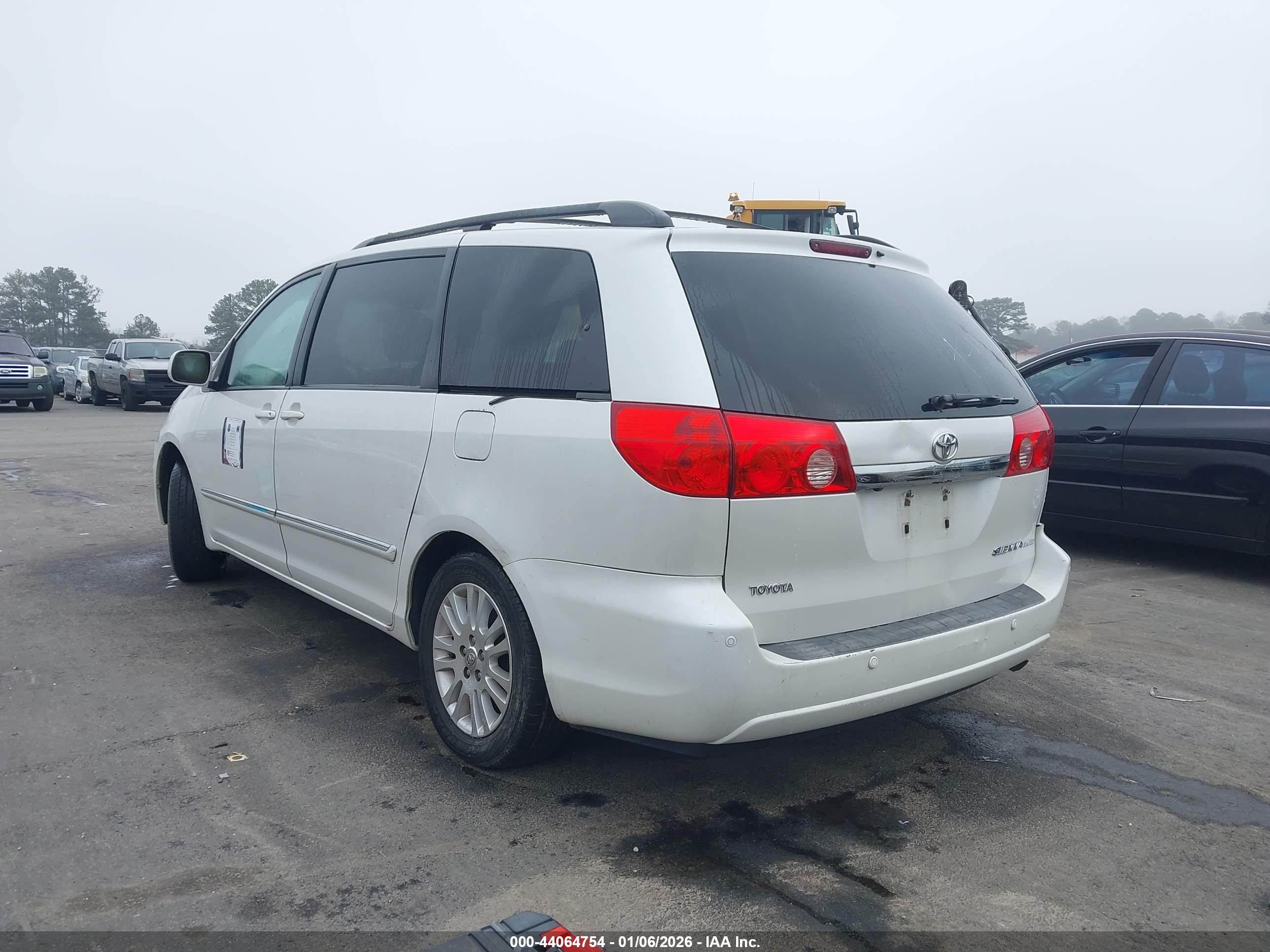 TOYOTA SIENNA image 3
