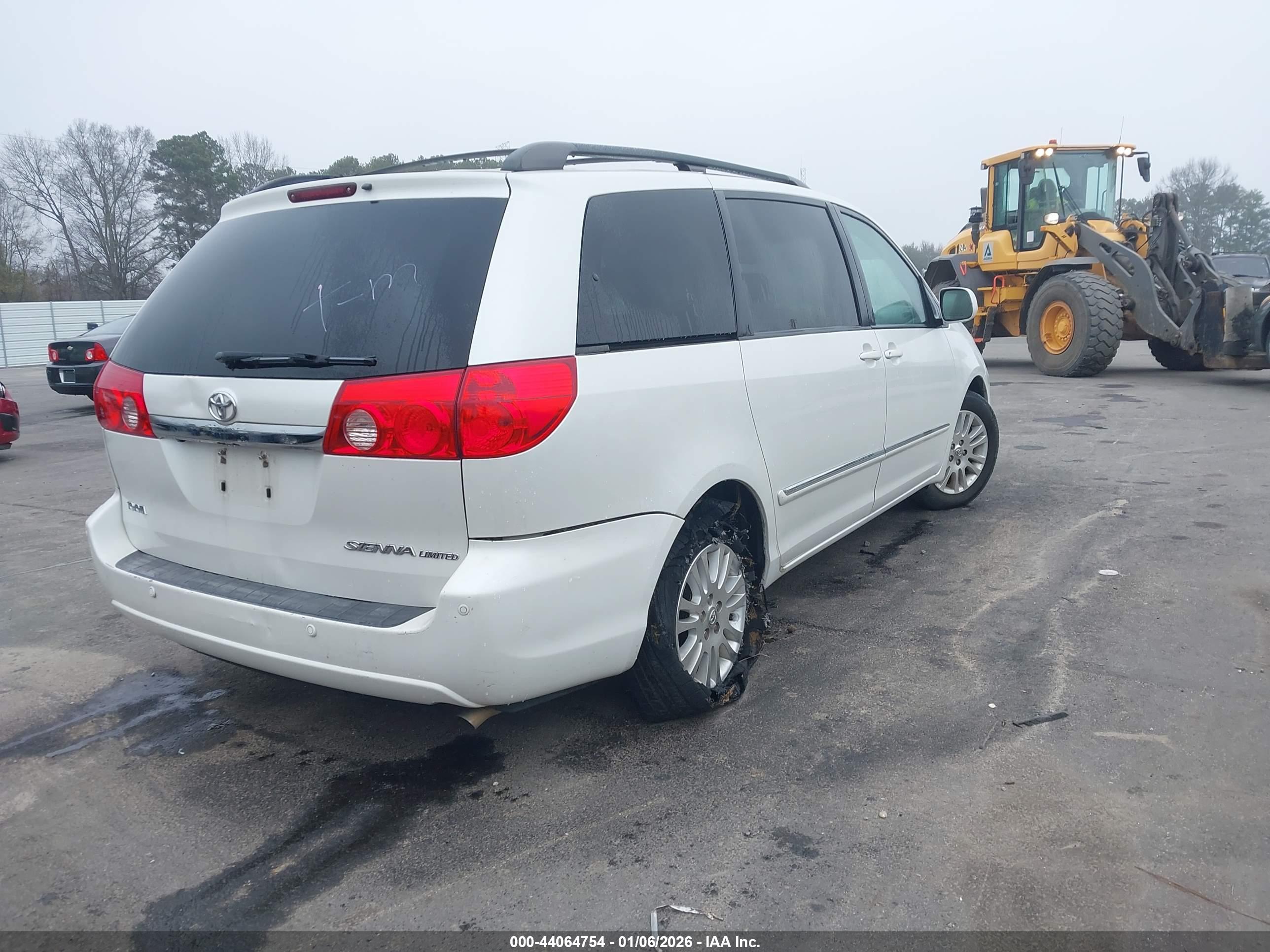 TOYOTA SIENNA image 4