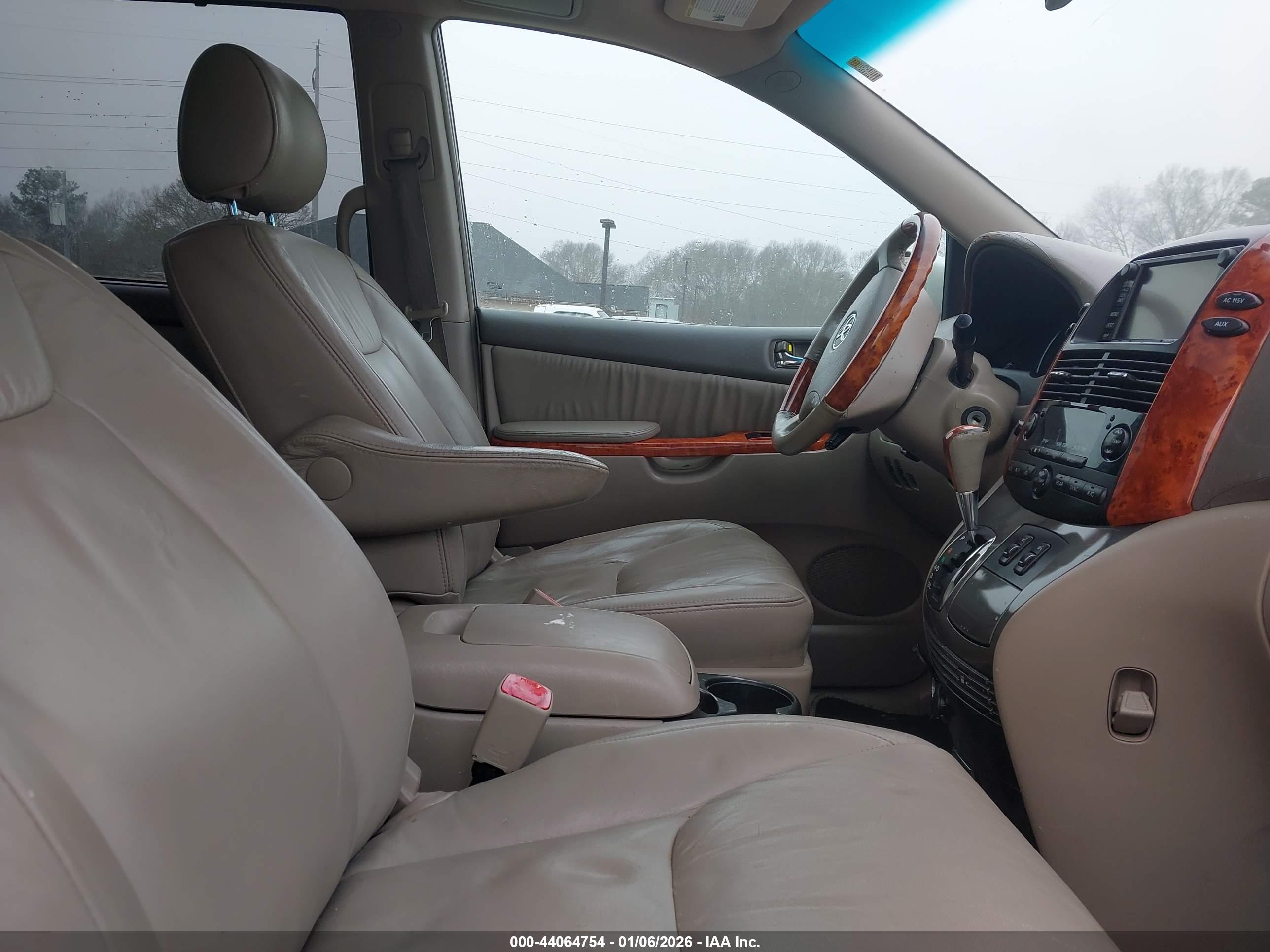 TOYOTA SIENNA image 5