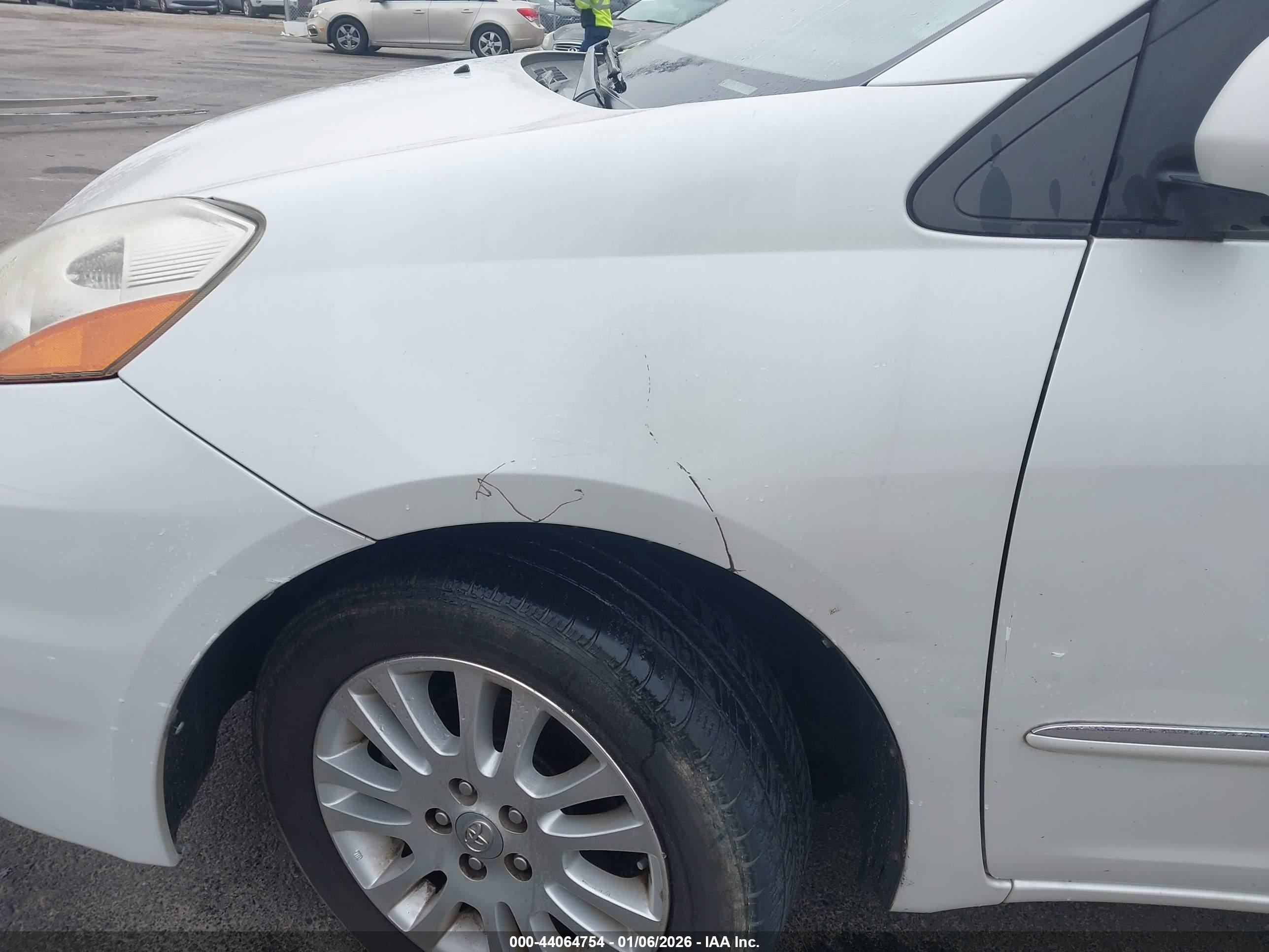 TOYOTA SIENNA image 6