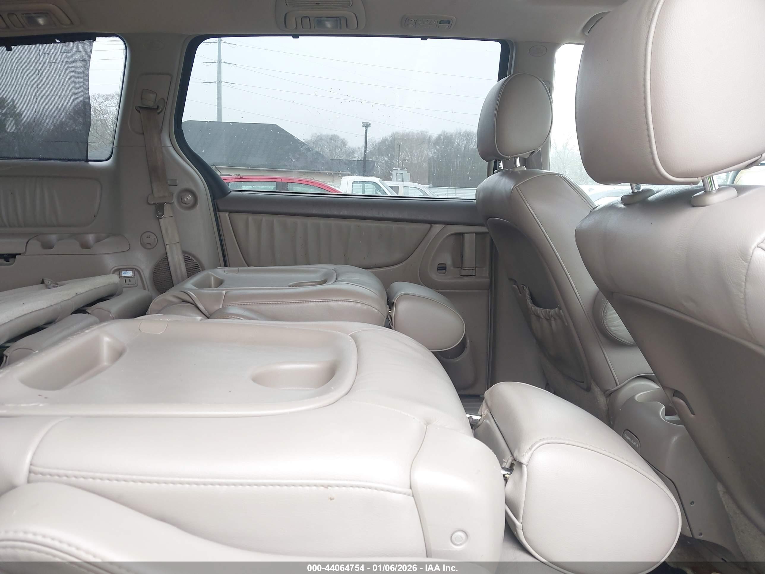 TOYOTA SIENNA image 8