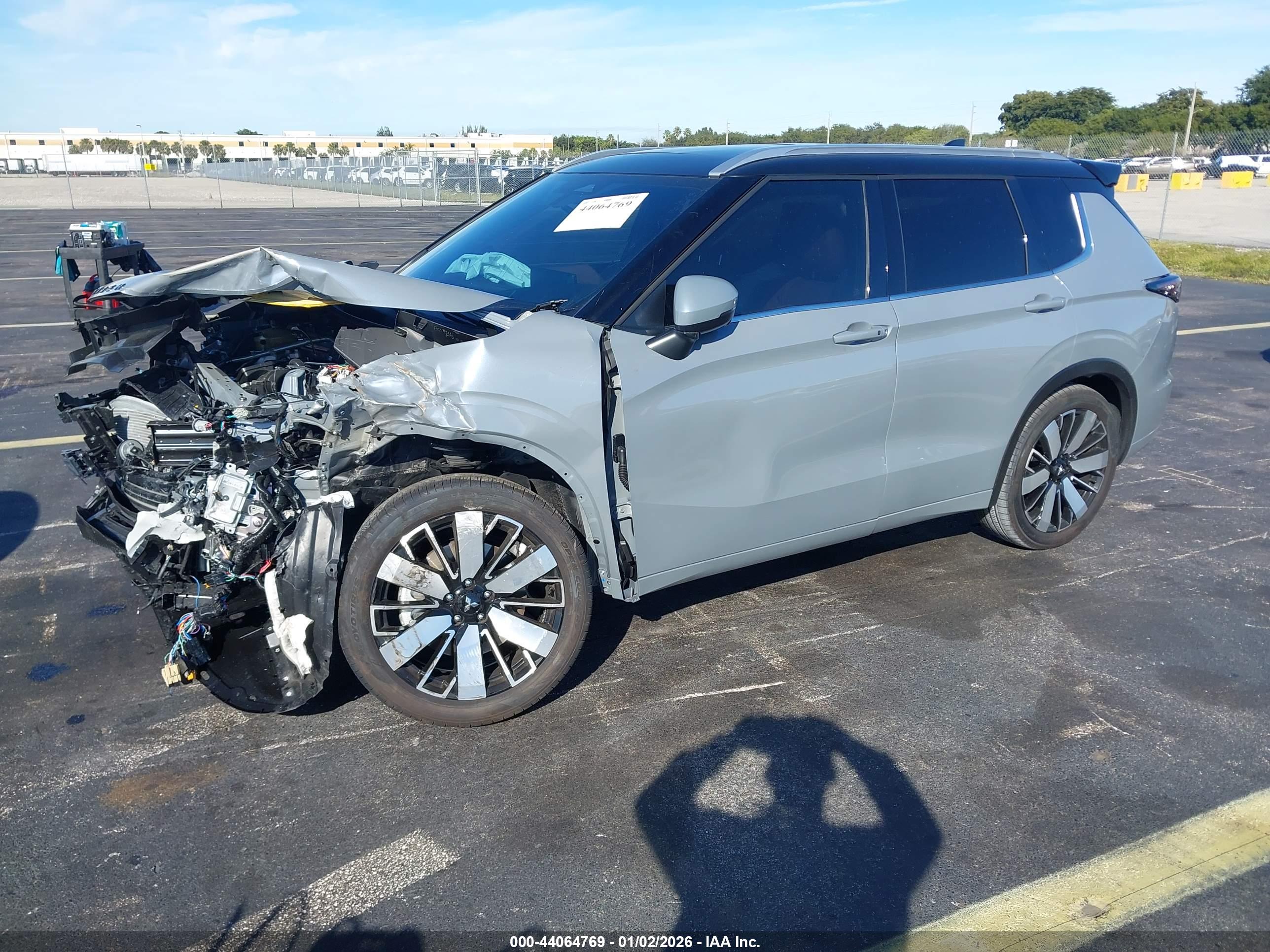 MITSUBISHI OUTLANDER image 2