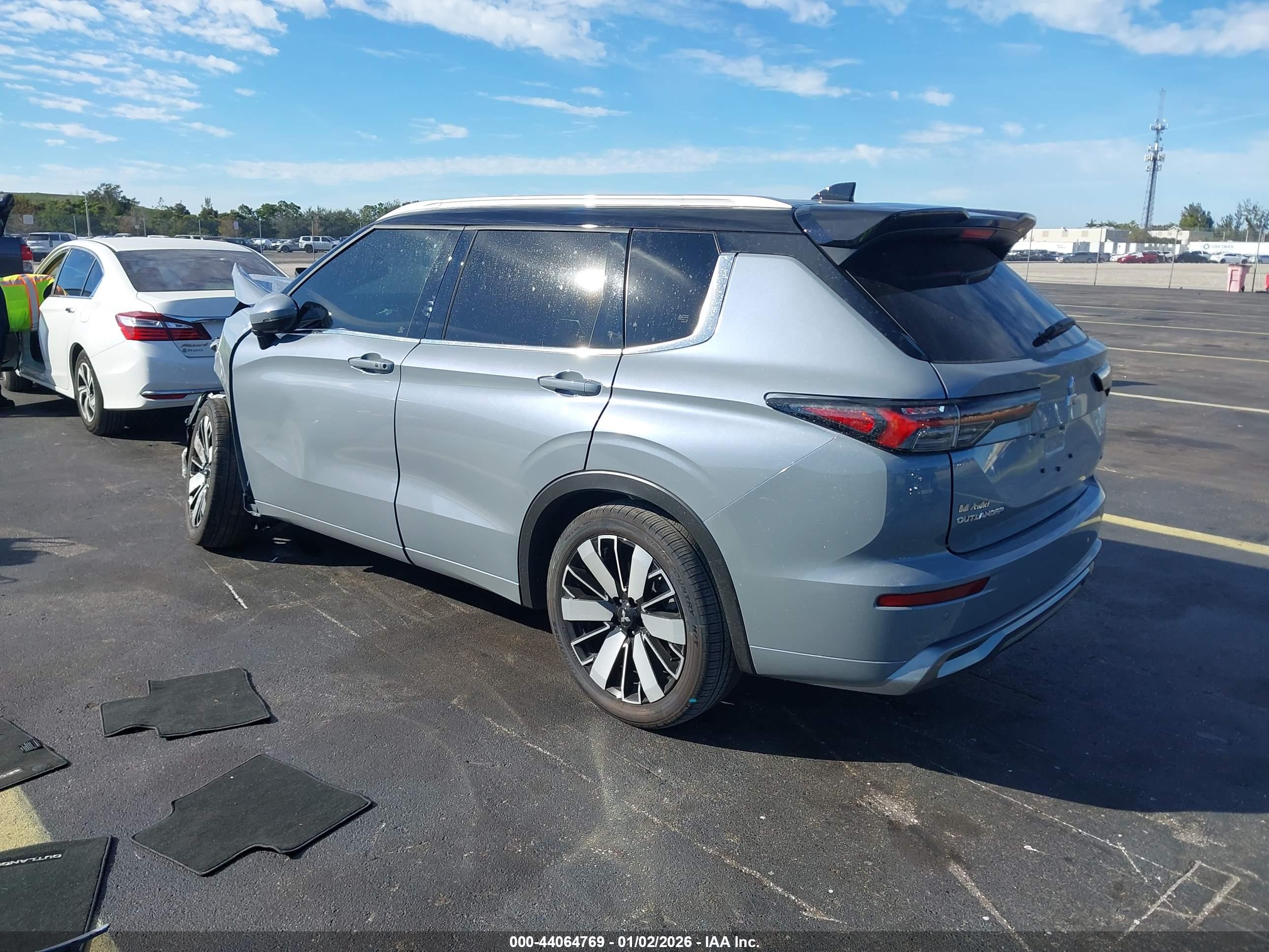 MITSUBISHI OUTLANDER image 3