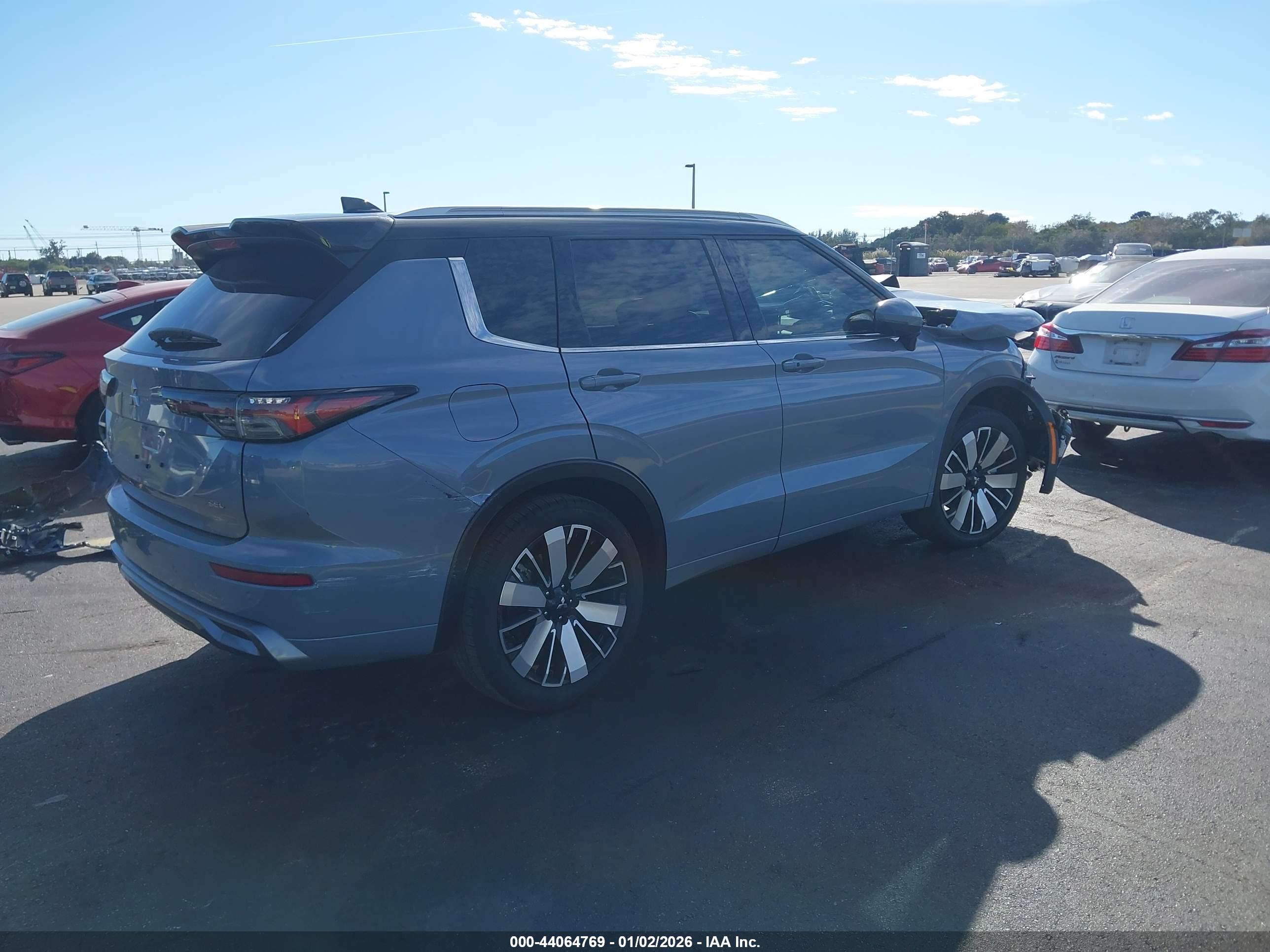 MITSUBISHI OUTLANDER image 4