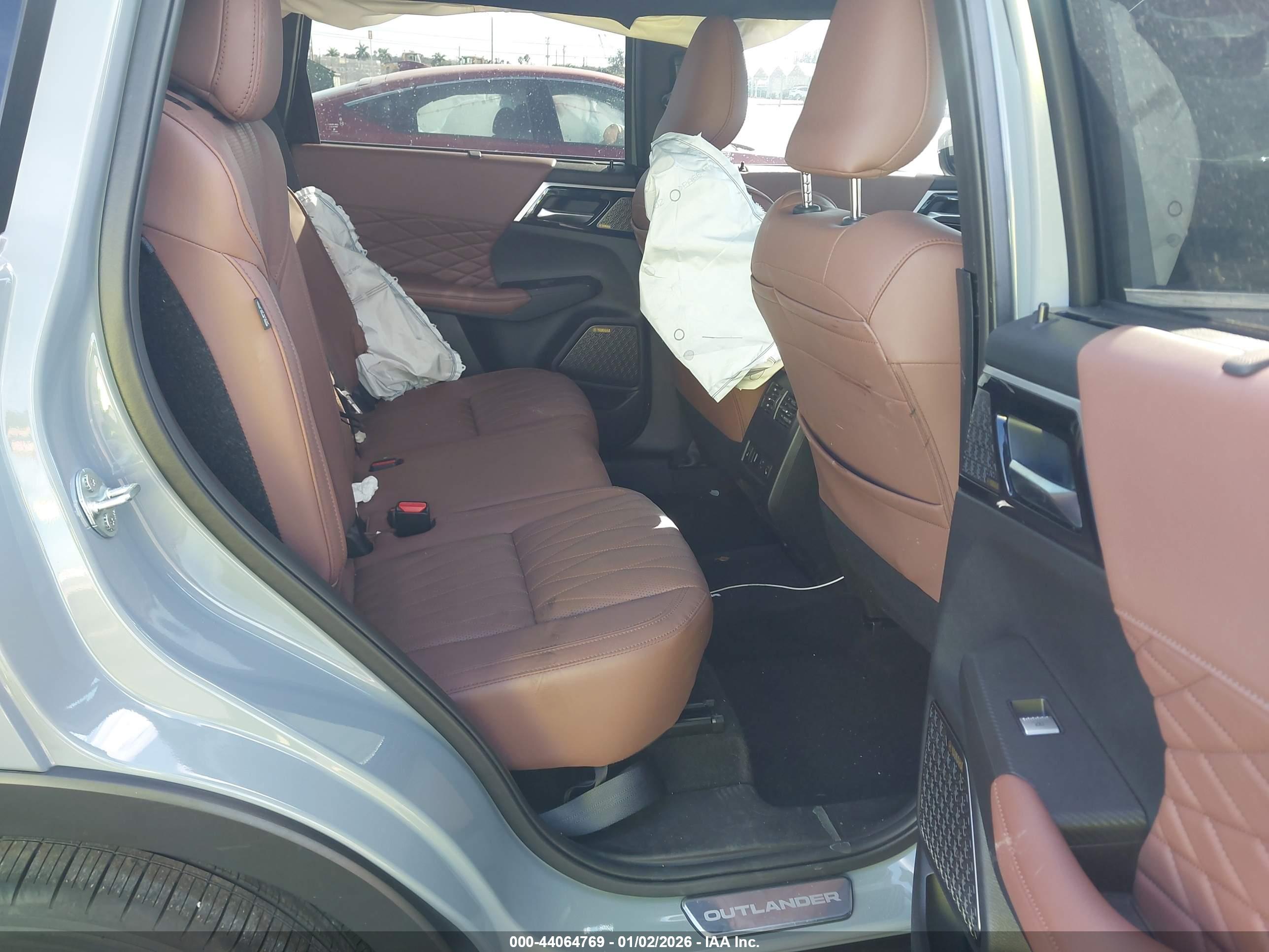 MITSUBISHI OUTLANDER image 8