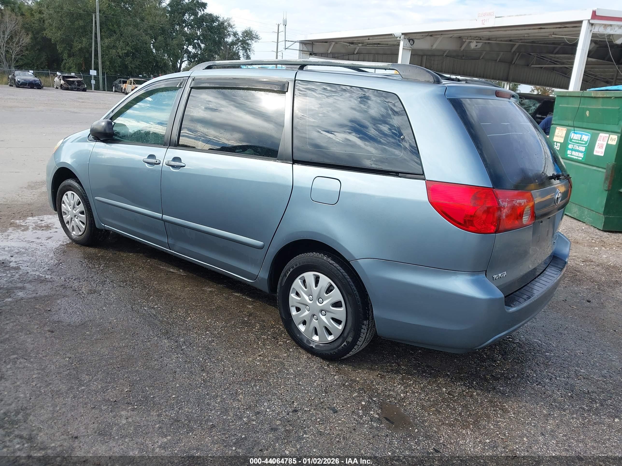 TOYOTA SIENNA image 3