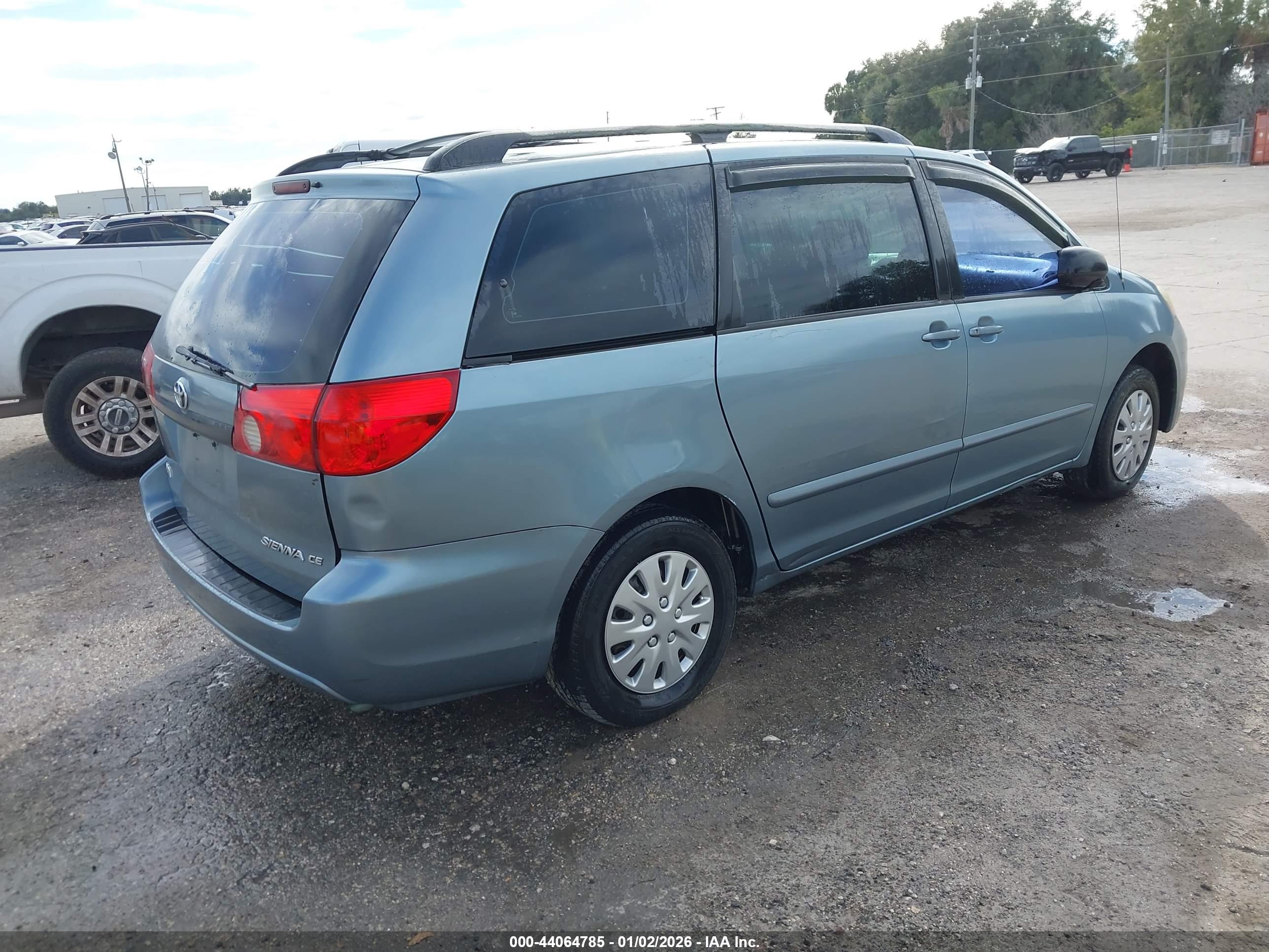 TOYOTA SIENNA image 4