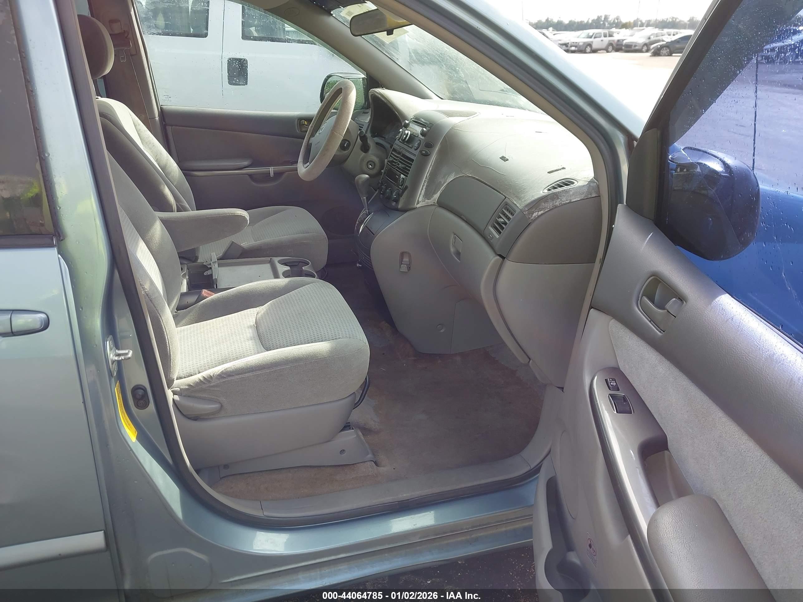 TOYOTA SIENNA image 5