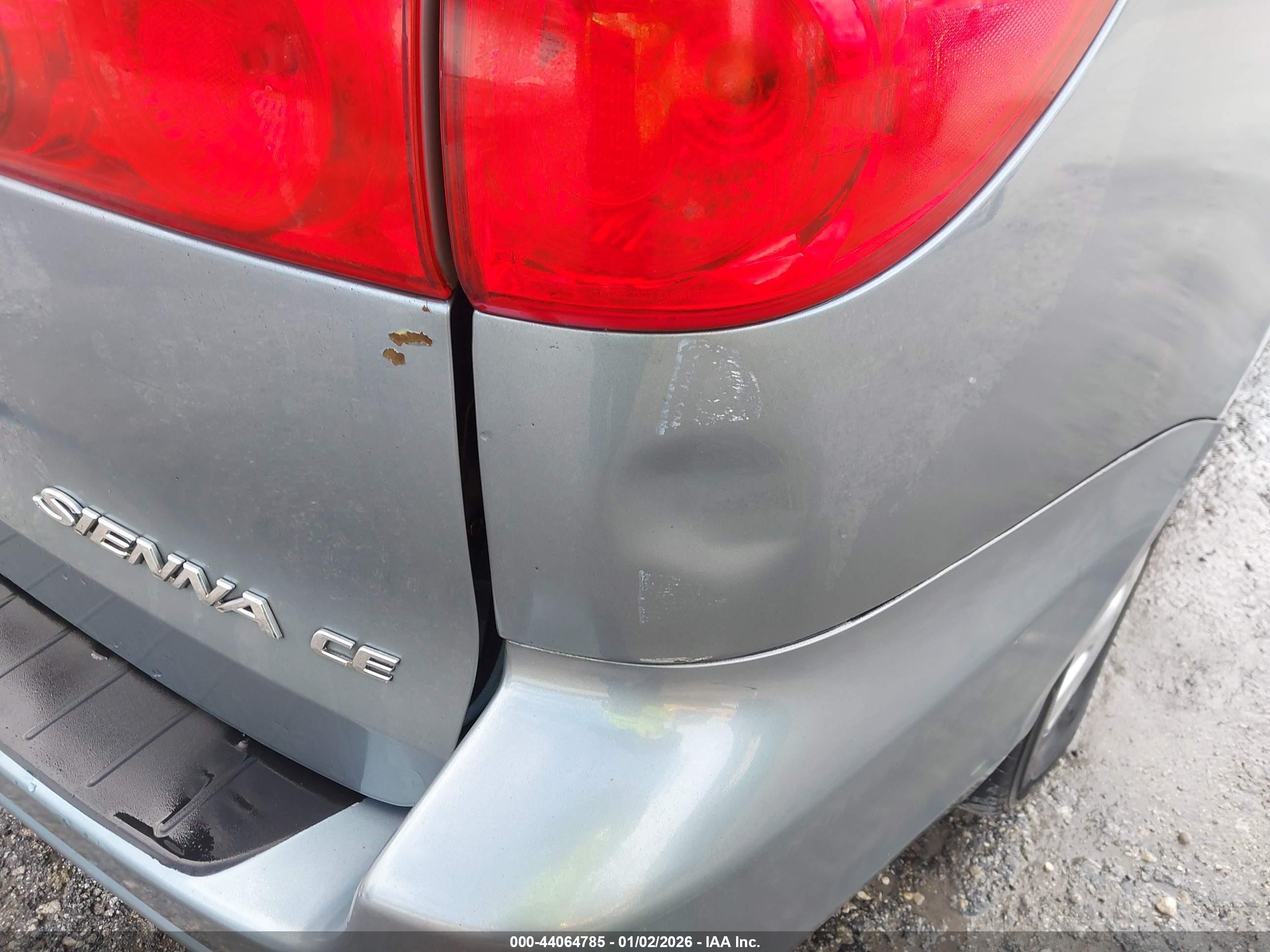 TOYOTA SIENNA image 6