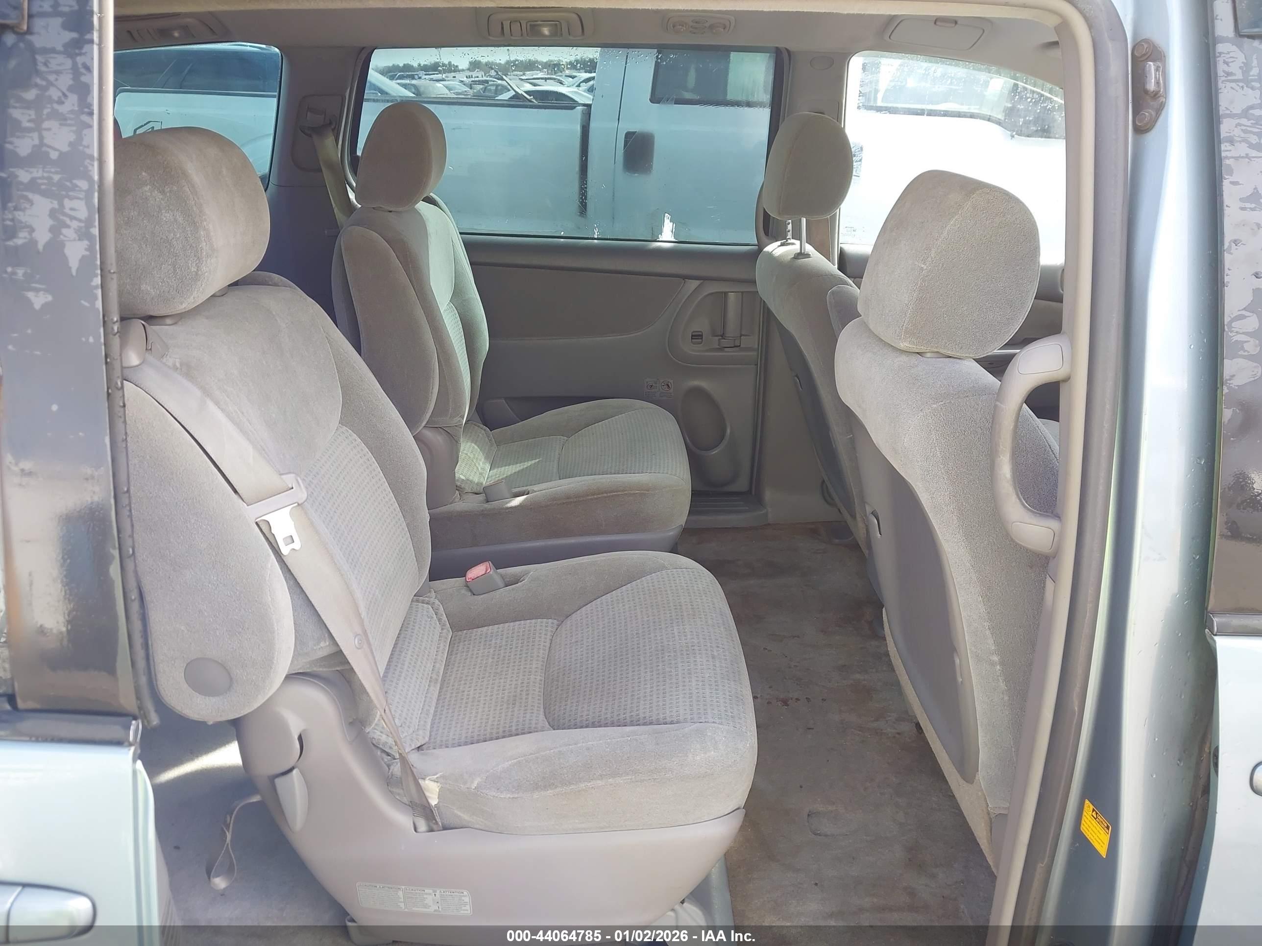 TOYOTA SIENNA image 8