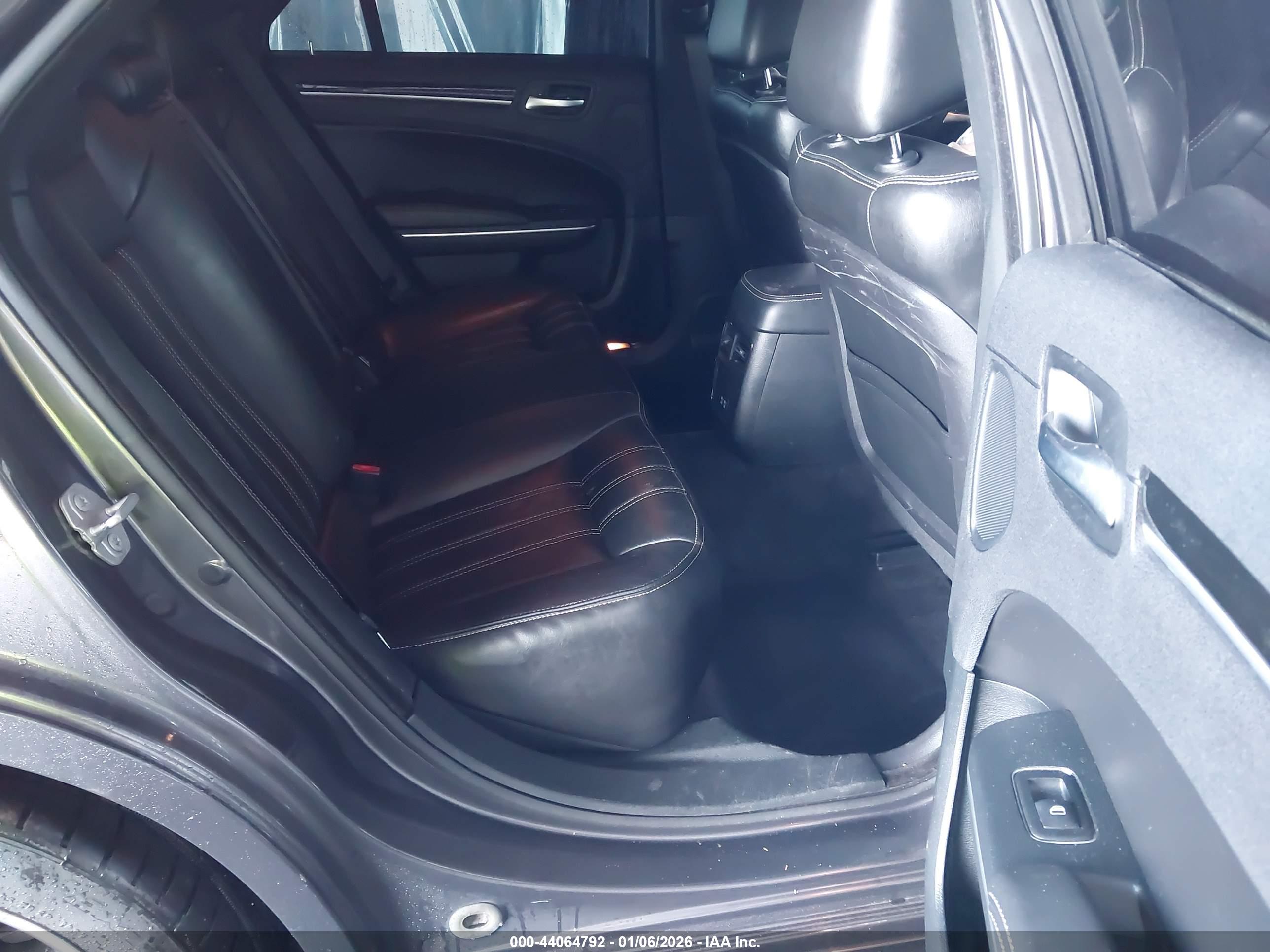 CHRYSLER 300 image 8