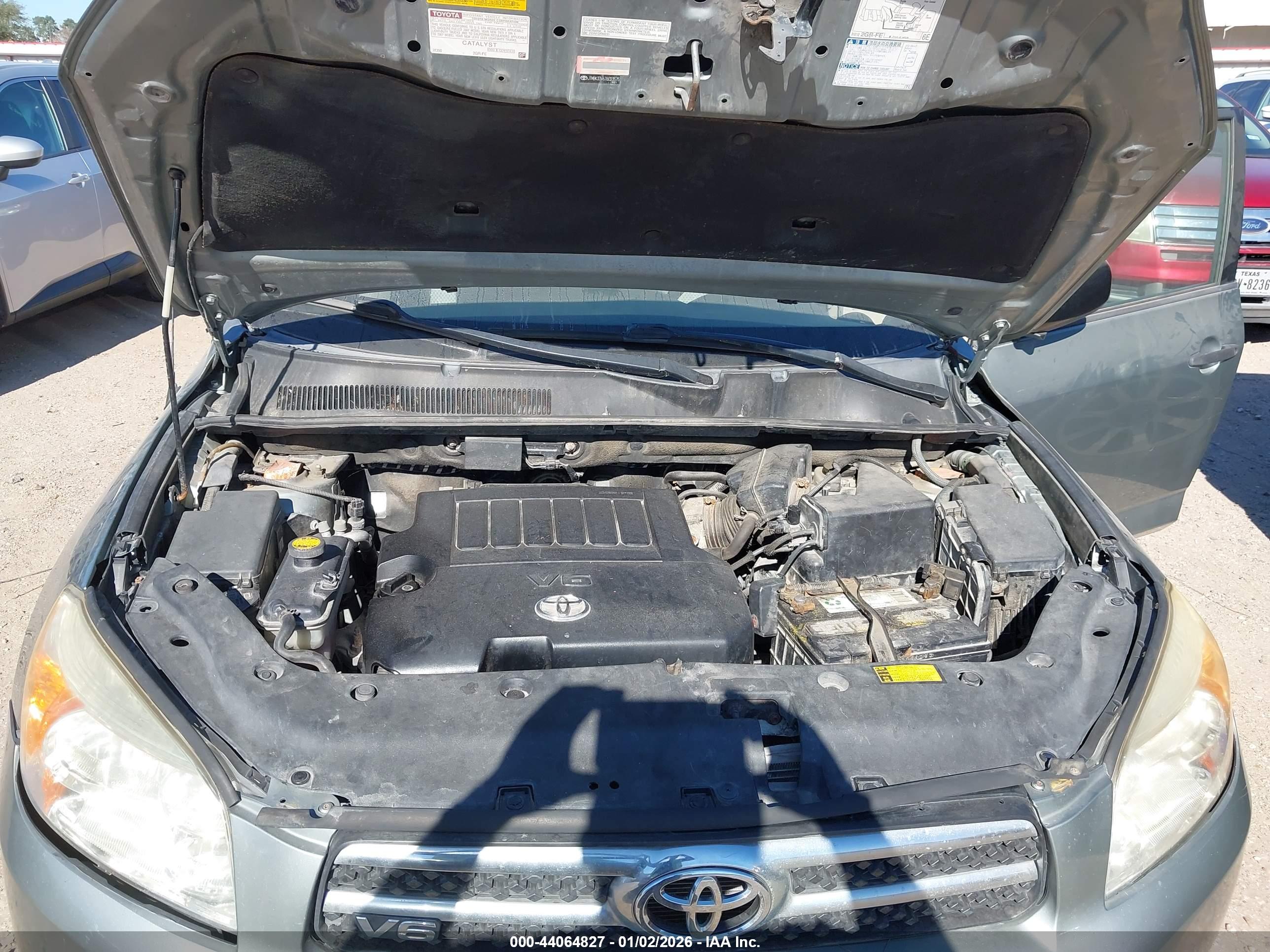 TOYOTA RAV4 image 10