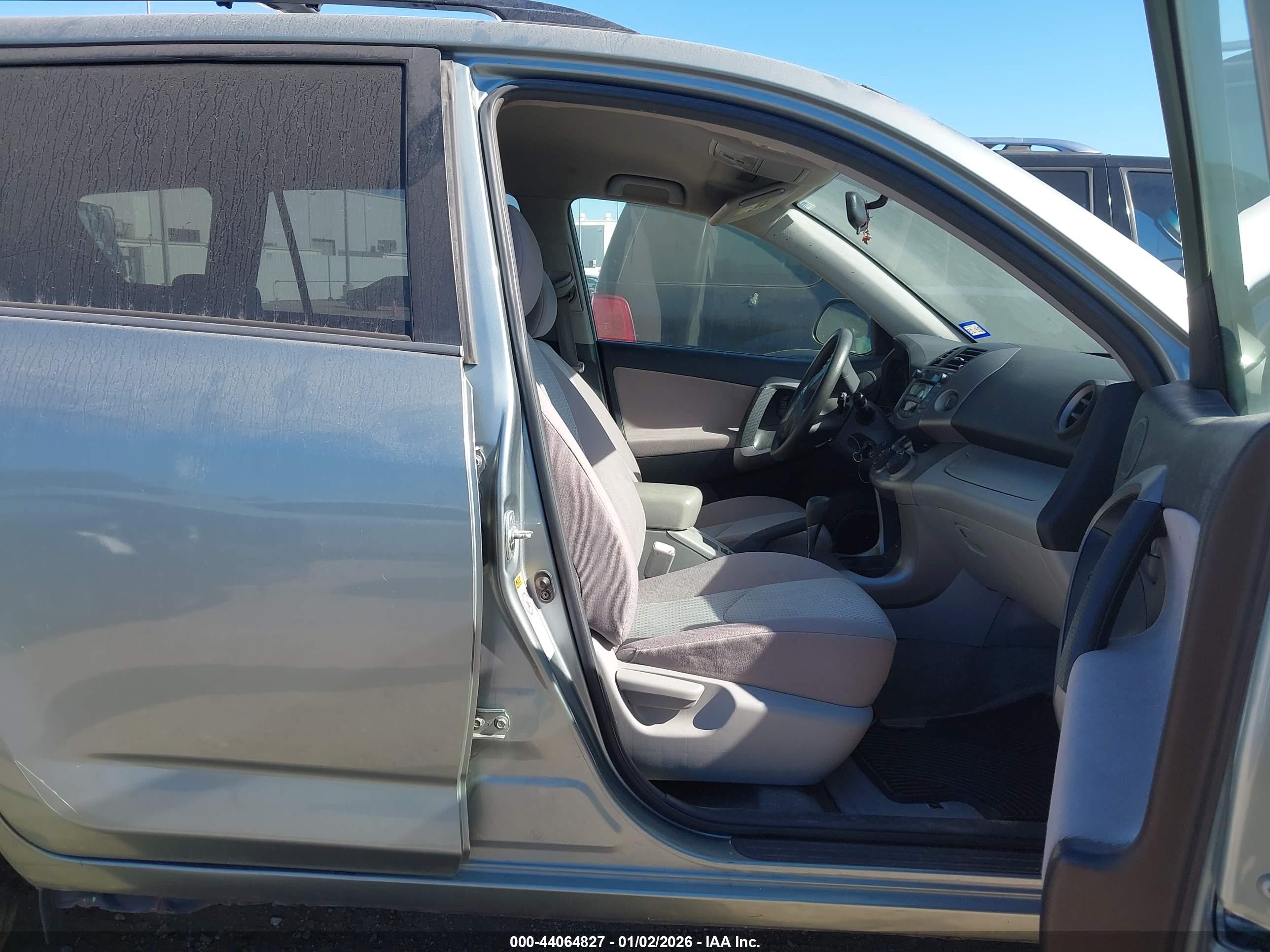 TOYOTA RAV4 image 5
