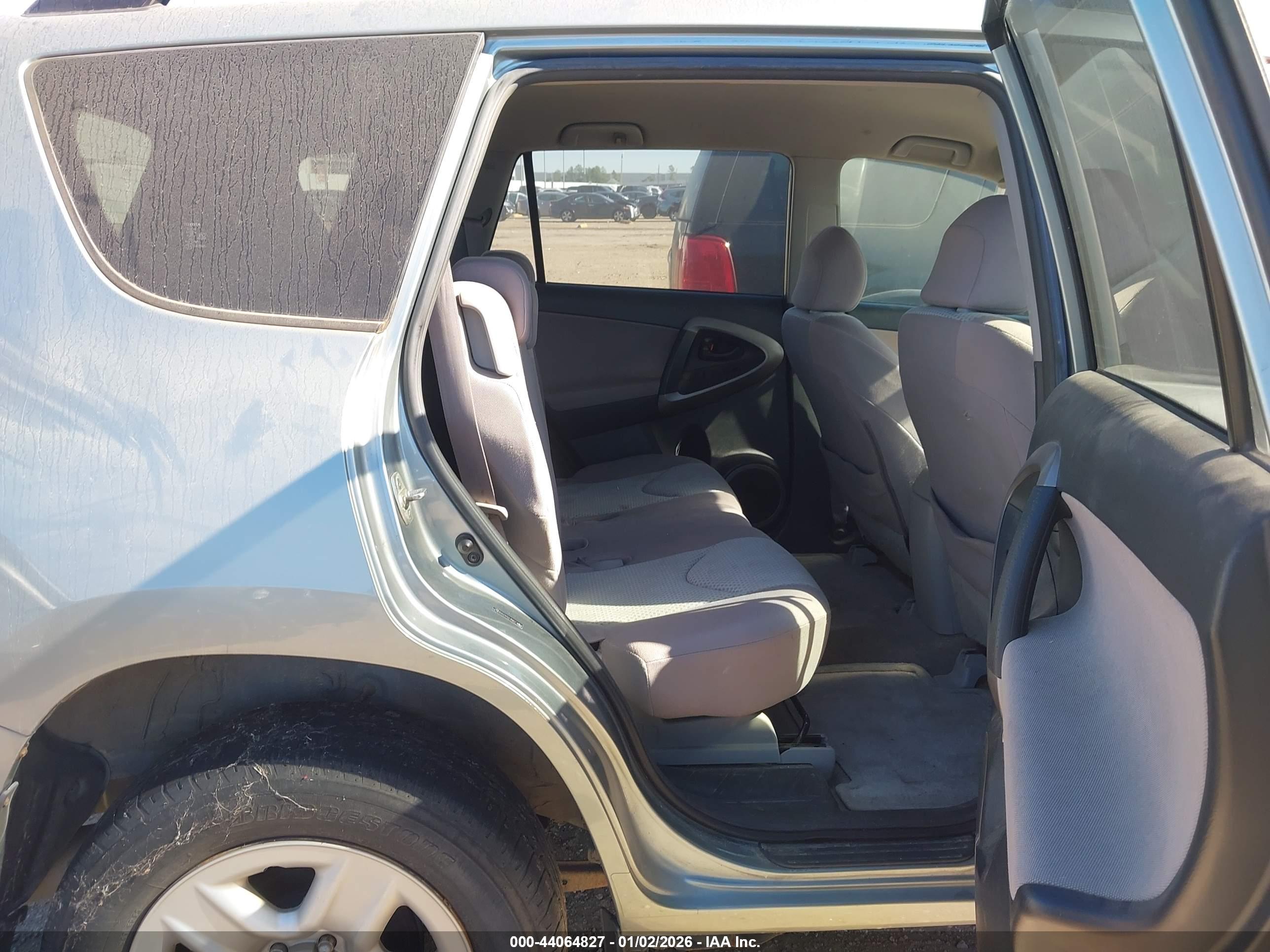 TOYOTA RAV4 image 8