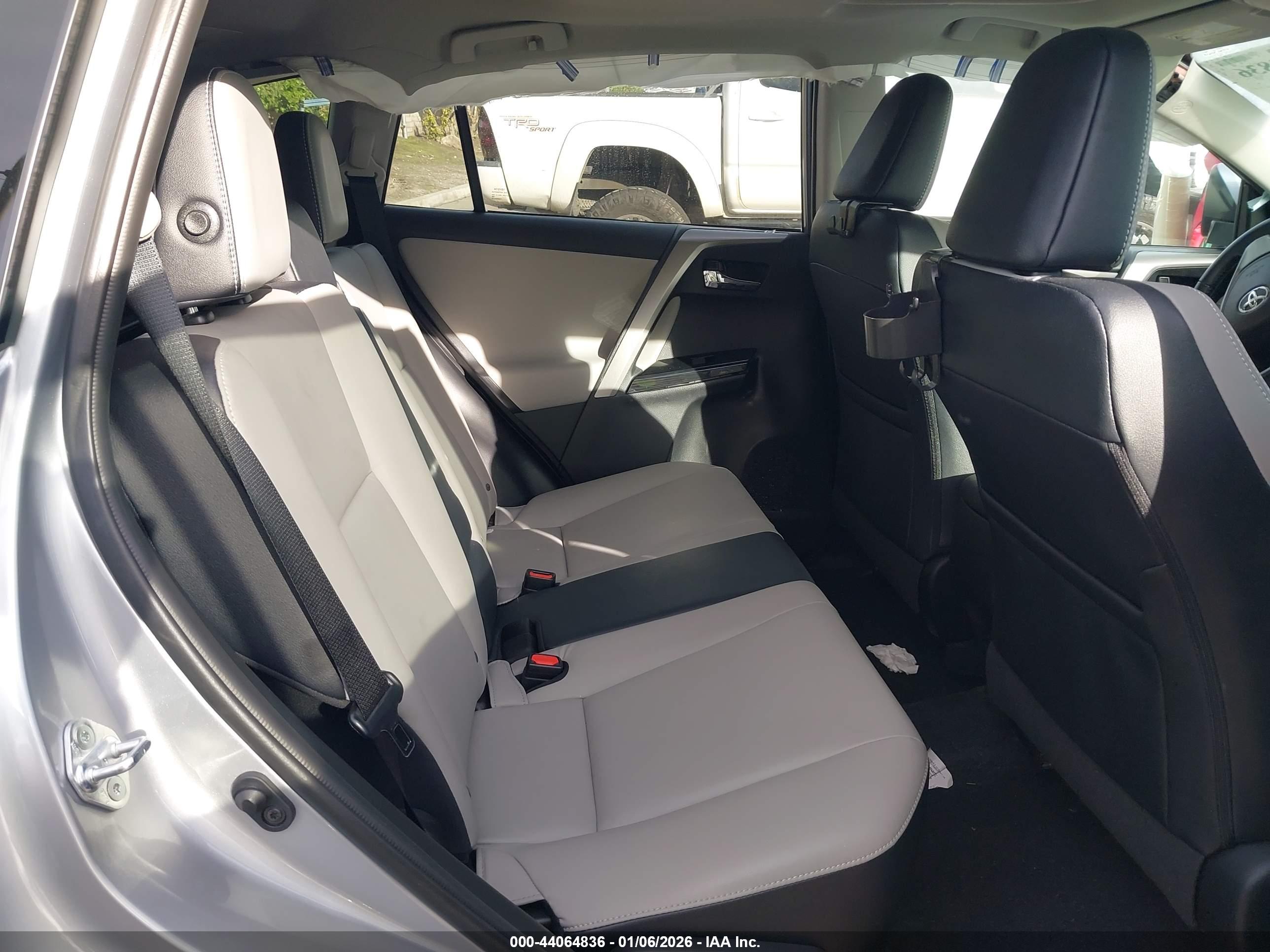 TOYOTA RAV4 image 8
