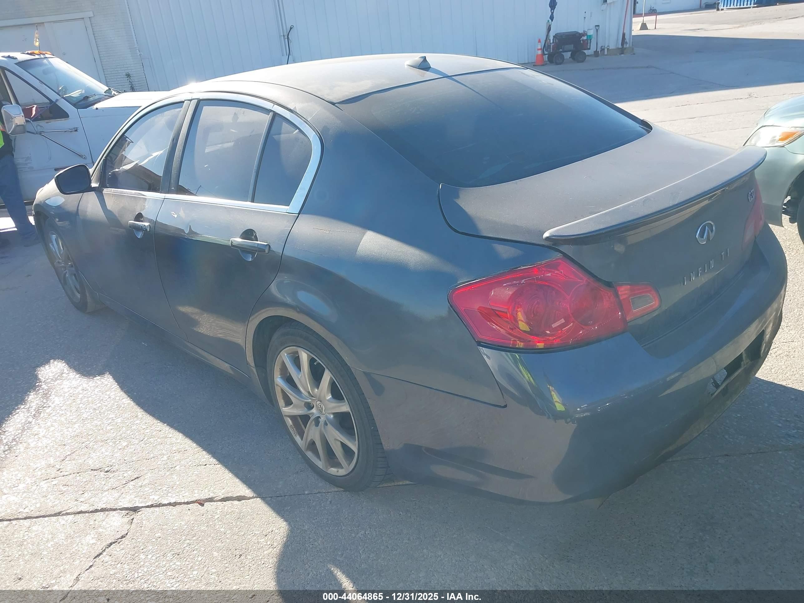INFINITI G37 image 3