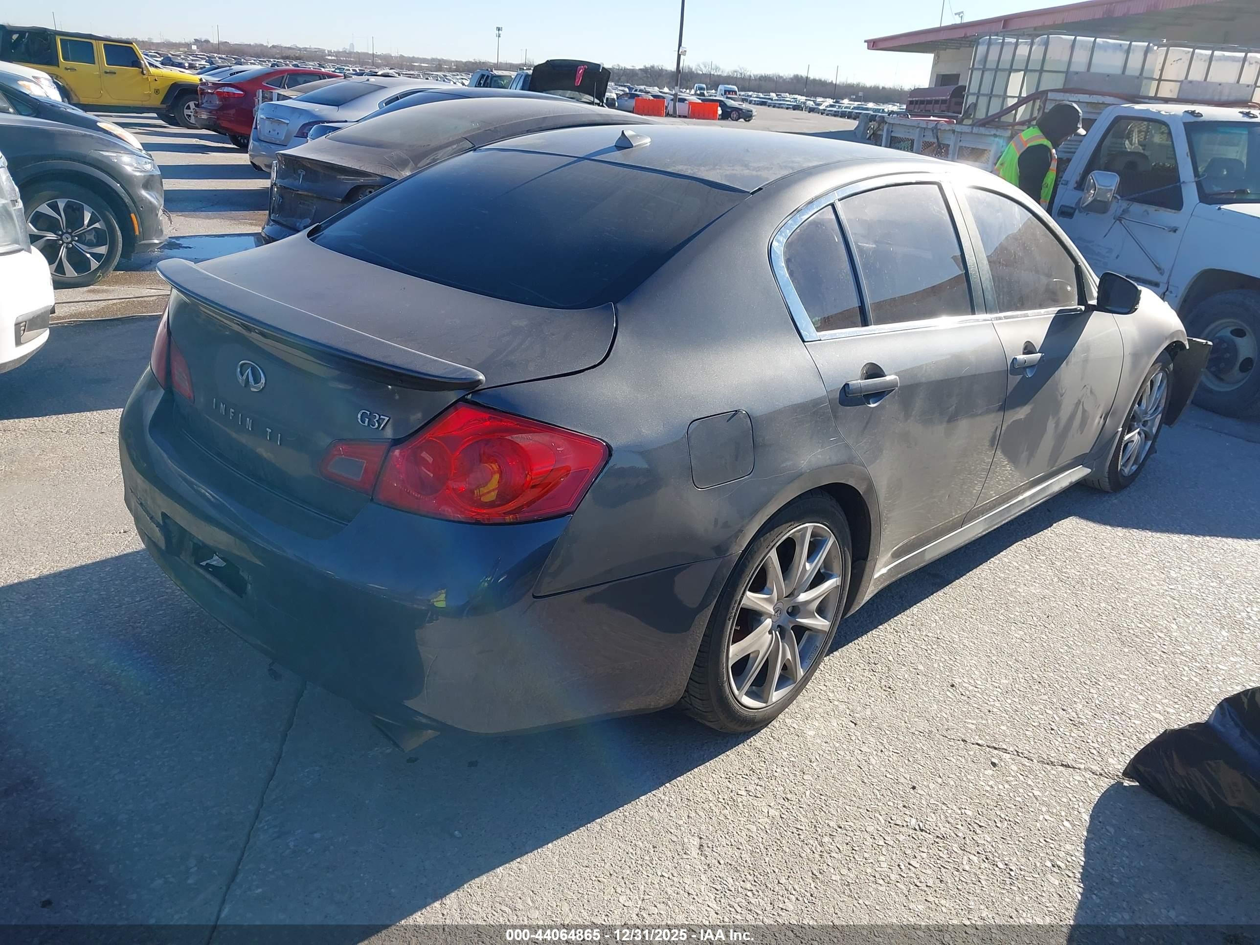 INFINITI G37 image 4
