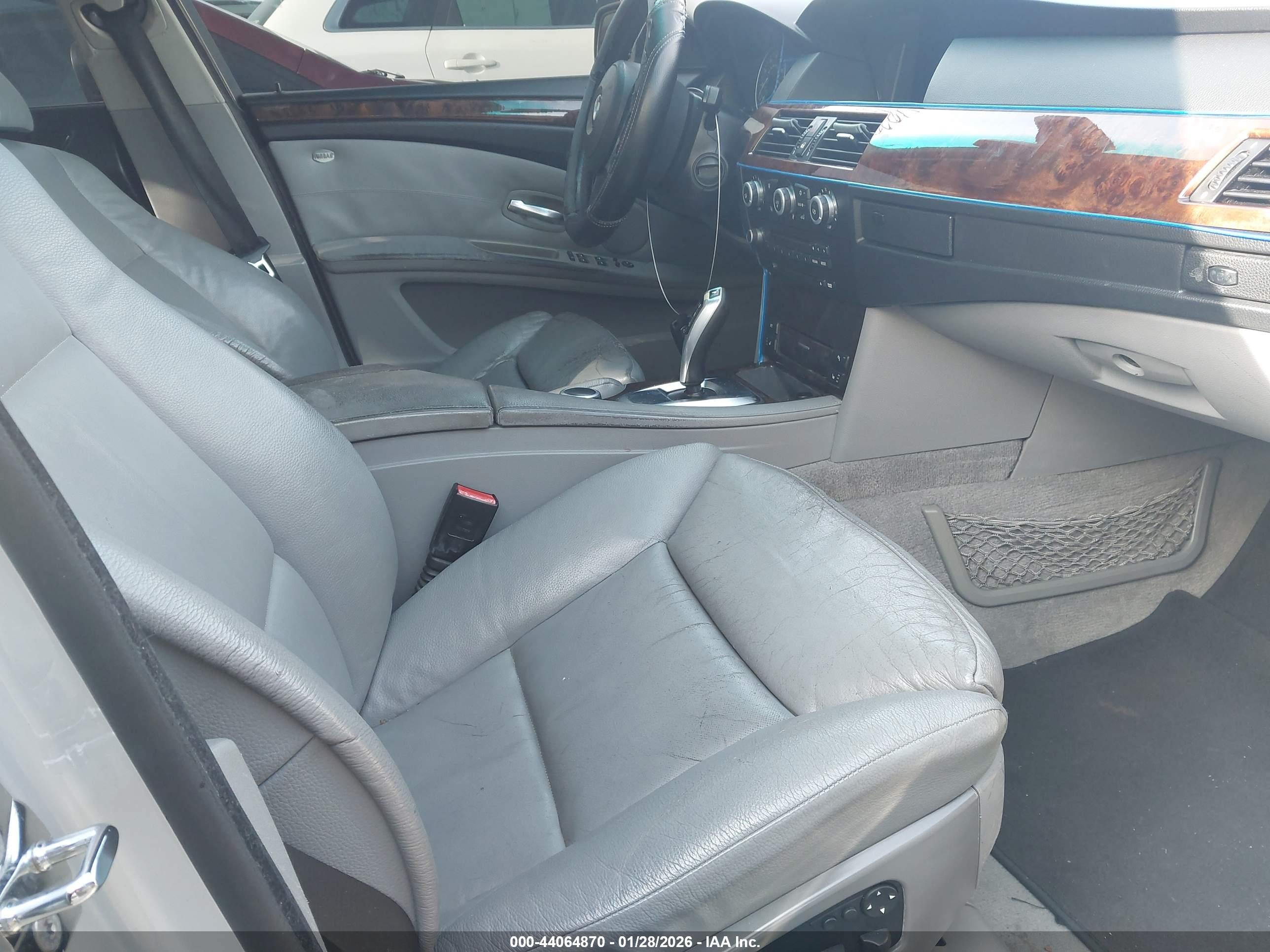 BMW 550I image 5