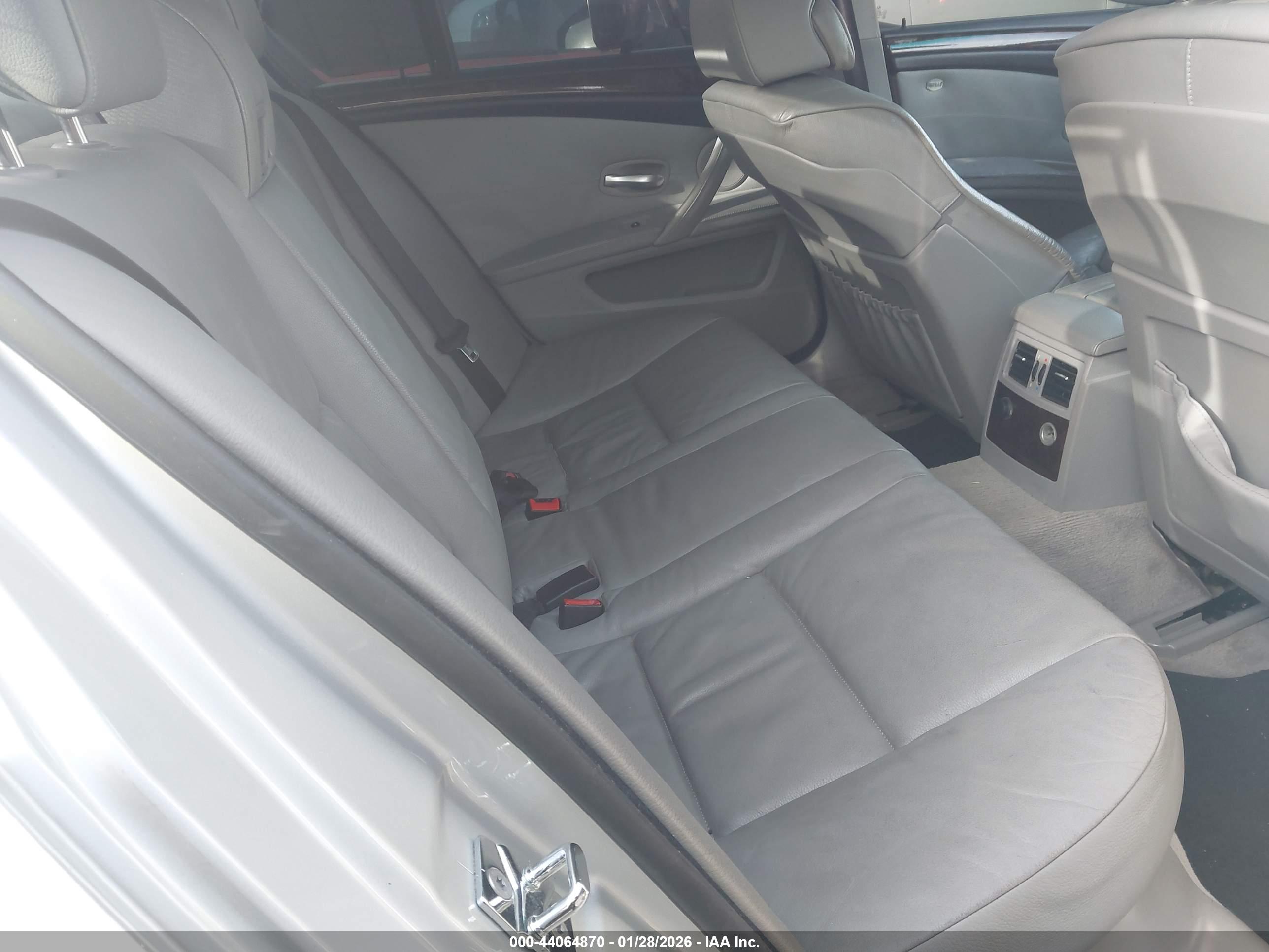 BMW 550I image 8