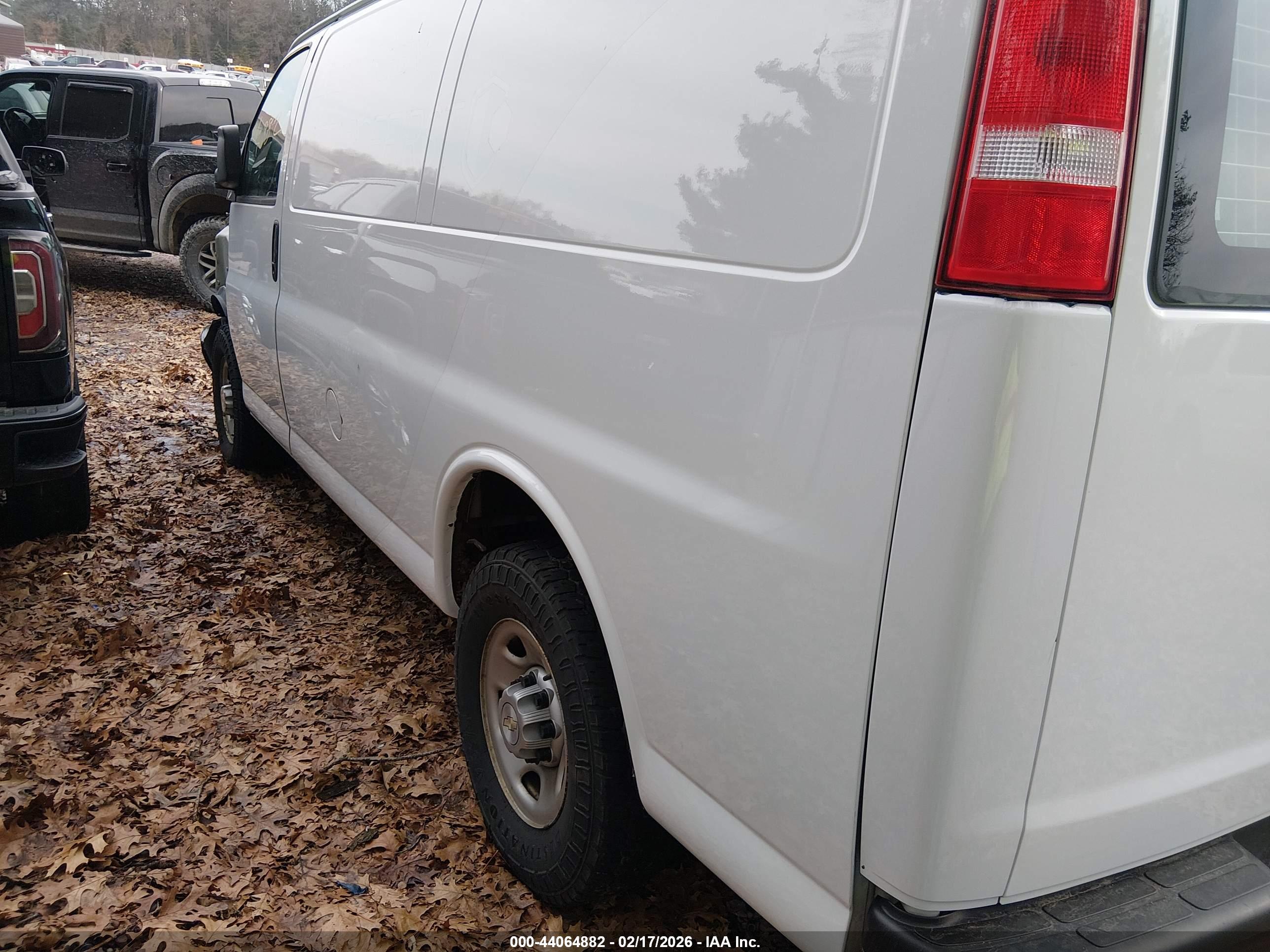 CHEVROLET EXPRESS image 3