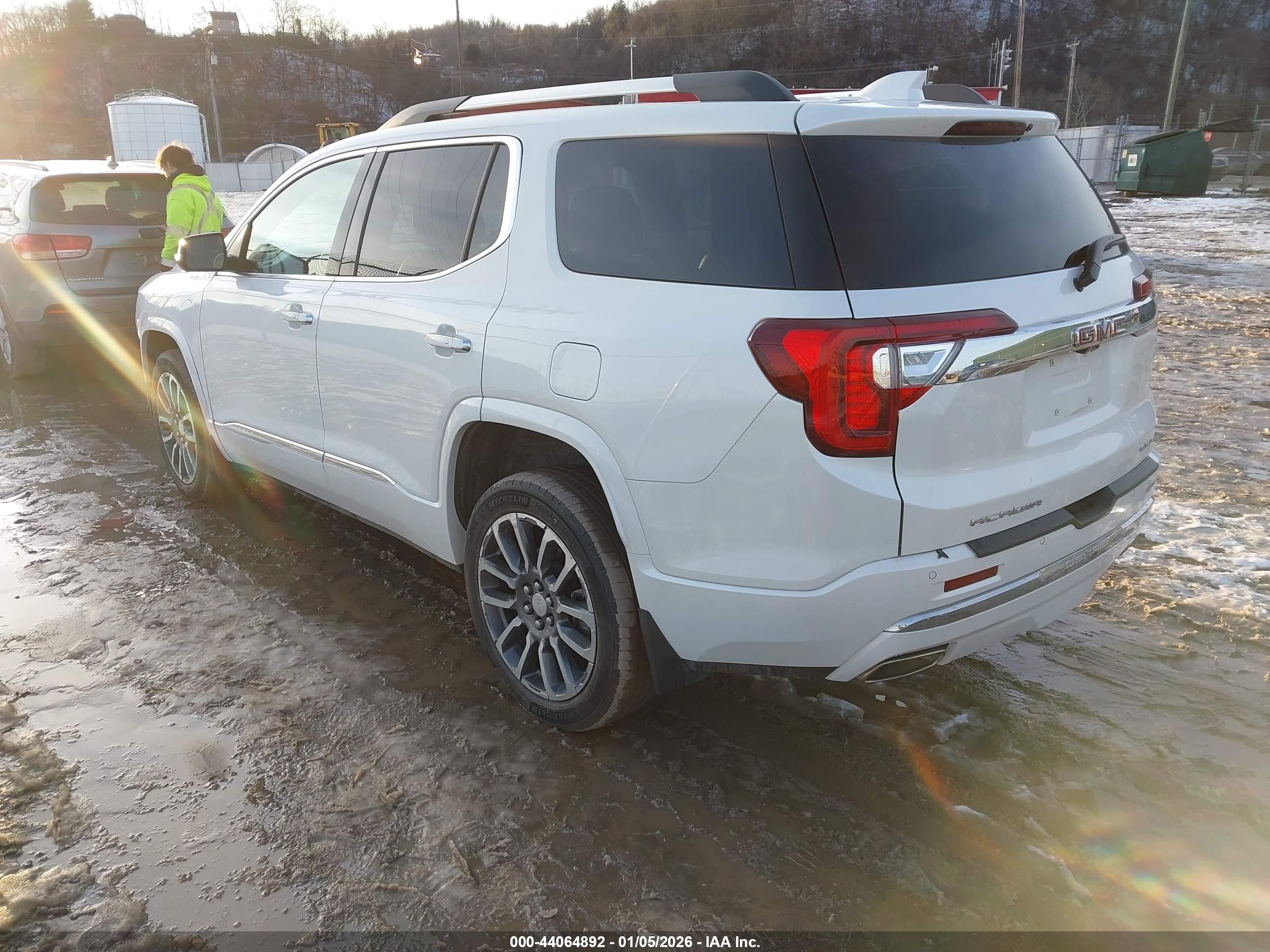 GMC ACADIA image 3