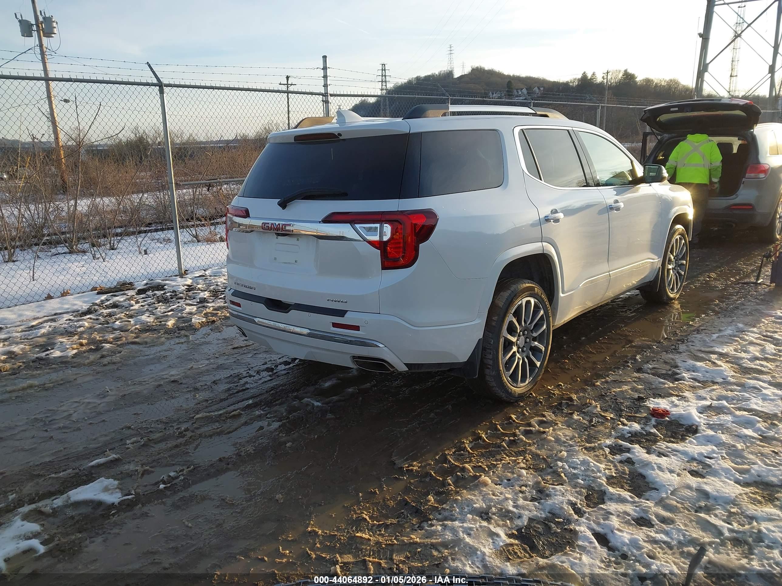 GMC ACADIA image 4